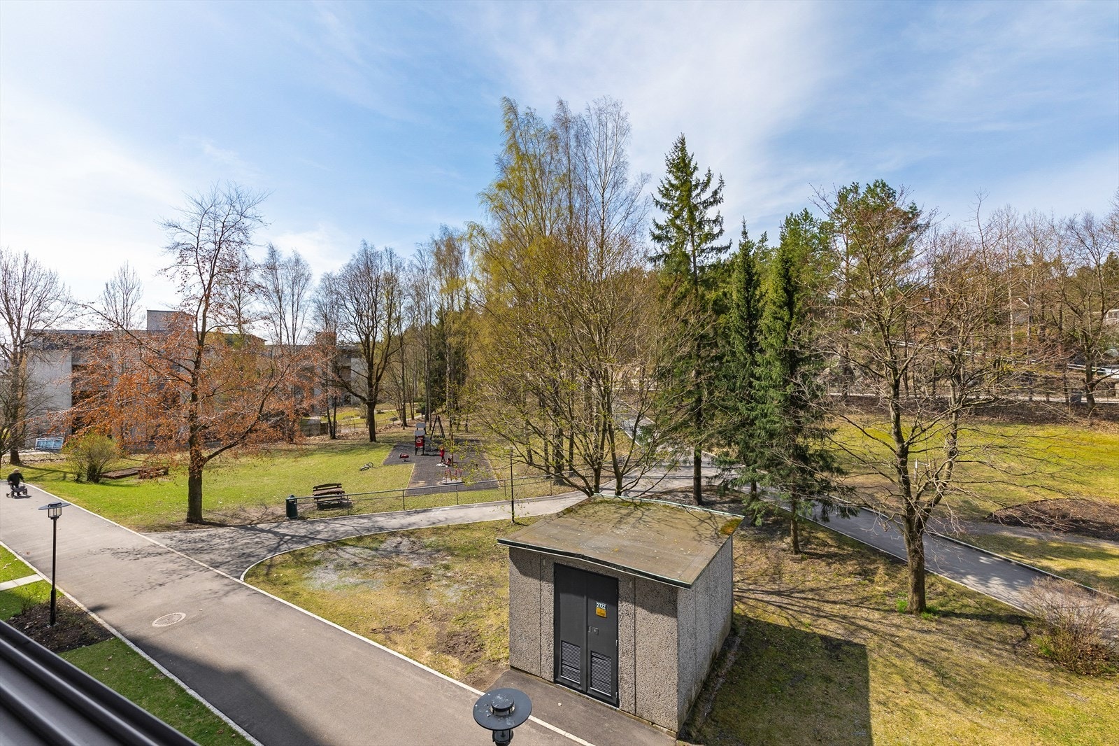 Rundt i området er det gode turmuligheter og lekeplass tilrettelagt for de små. Galleribilde