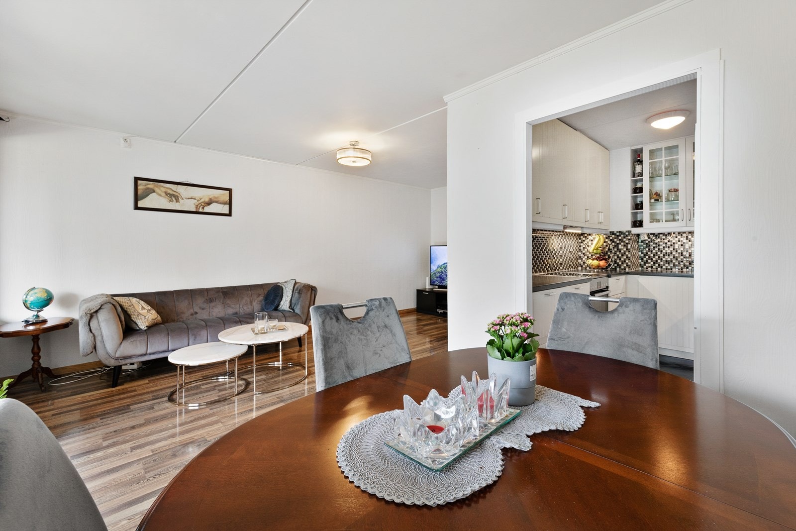 Stue med delvis åpen kjøkkenløsning skaper en hyggelig atmosfære. Galleribilde