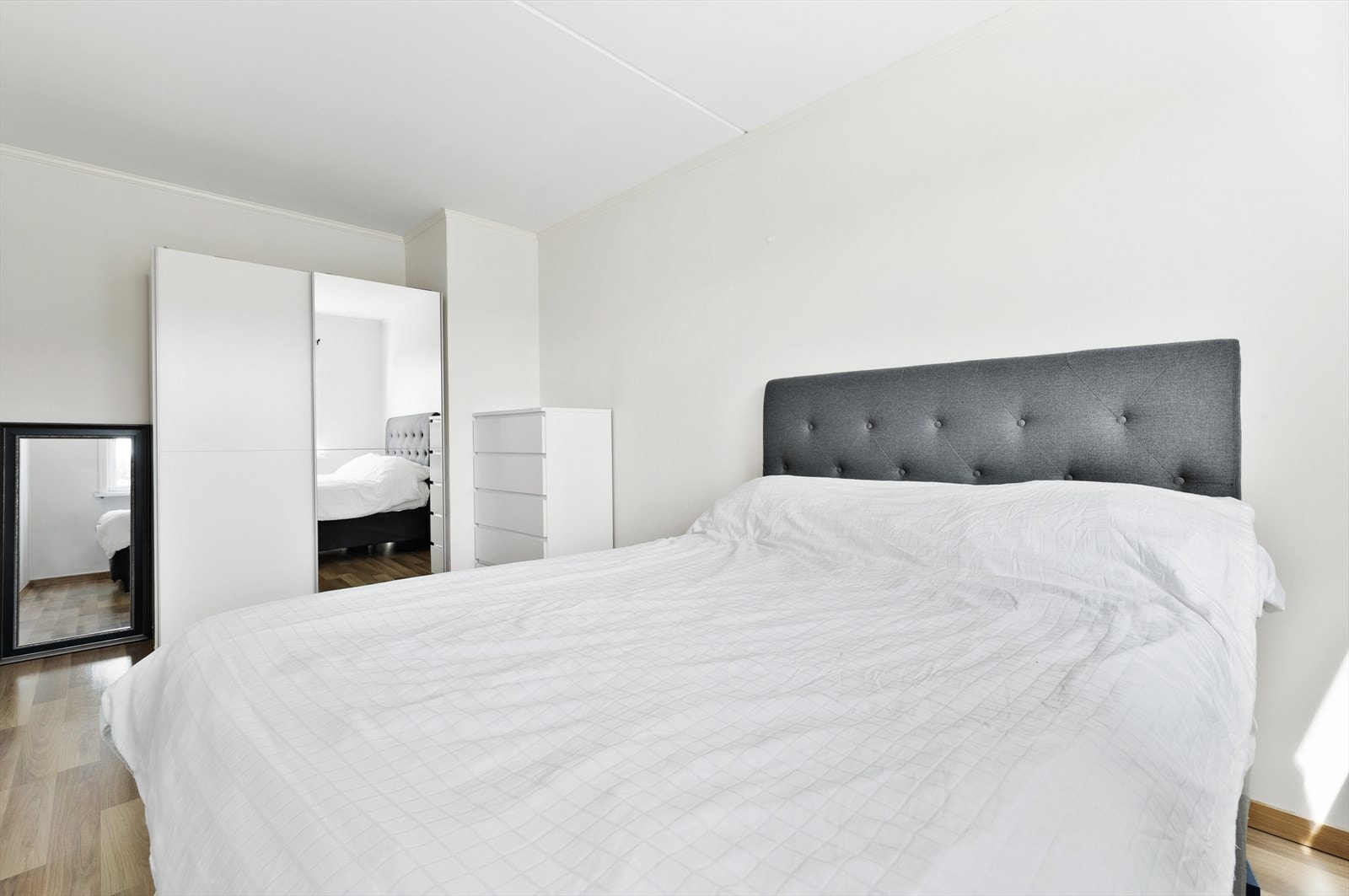 Soverom 2 har også mye rom og gir deg plass til dobbeltseng og andre møbler etter ditt ønske. Galleribilde