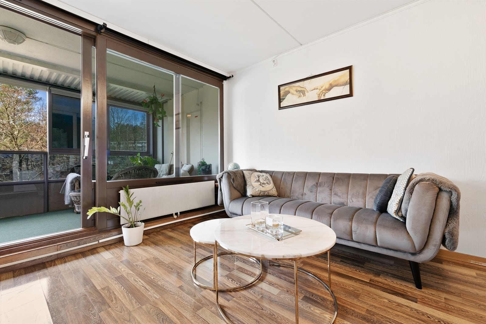 Store vindusflater slipper inn mye naturlig lys inn i leiligheten. Galleribilde