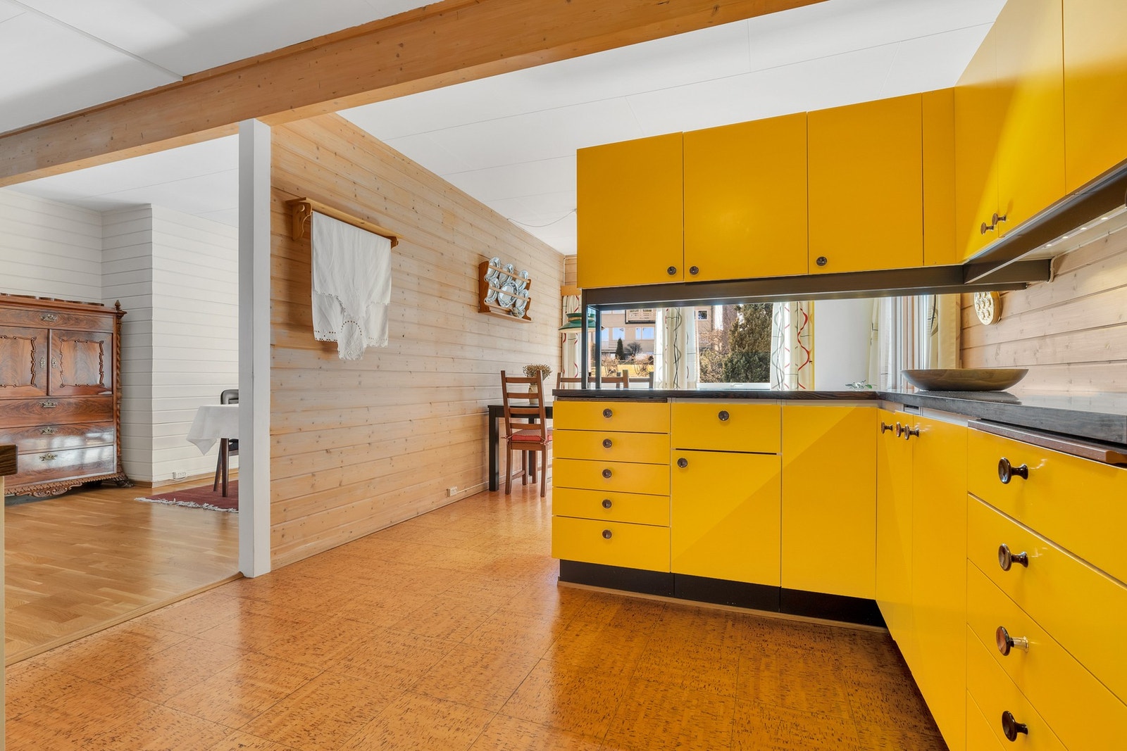 Gode muligheter for å åpne opp mellom stuen og kjøkkenet i enda større grad enn dagens løsning. Megler kan oversende eksempelbilder fra andre tilsvarende boliger i området. Galleribilde