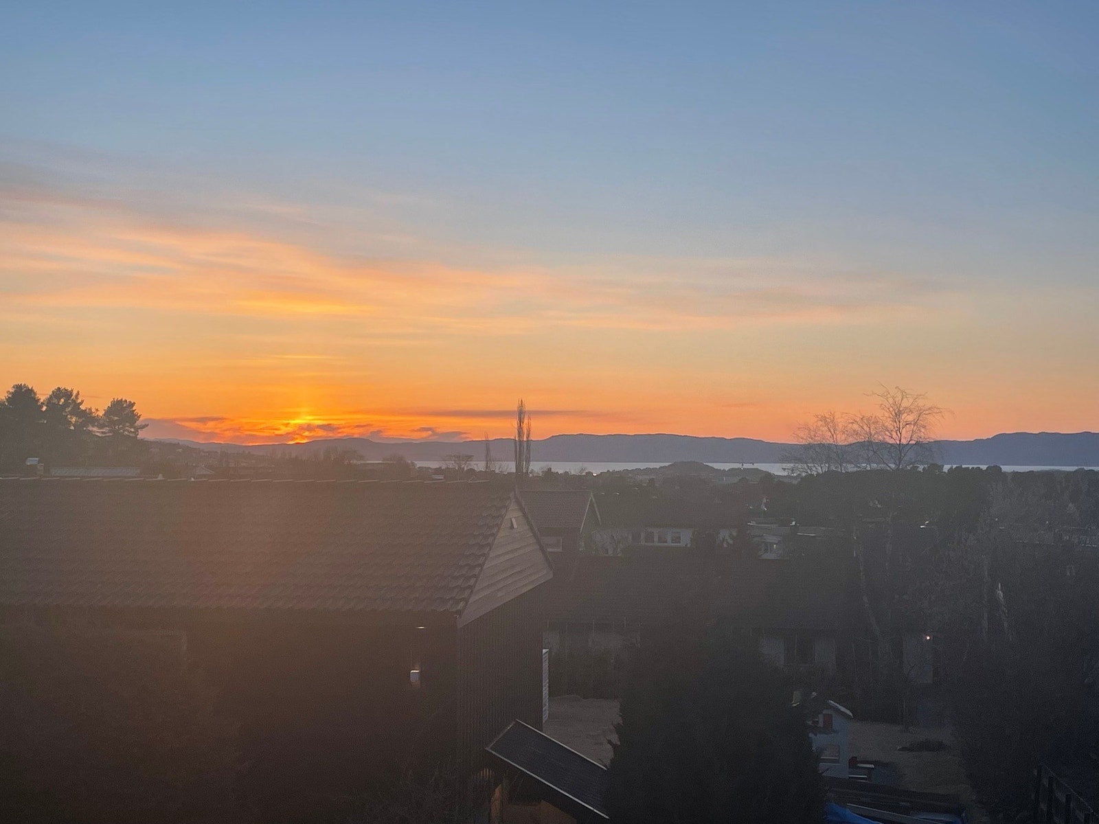 Selgers eget bilde av solnedgang, tatt i midten av april. På sommerstid nyter man solen helt til solnedgang i 23-tiden. Galleribilde
