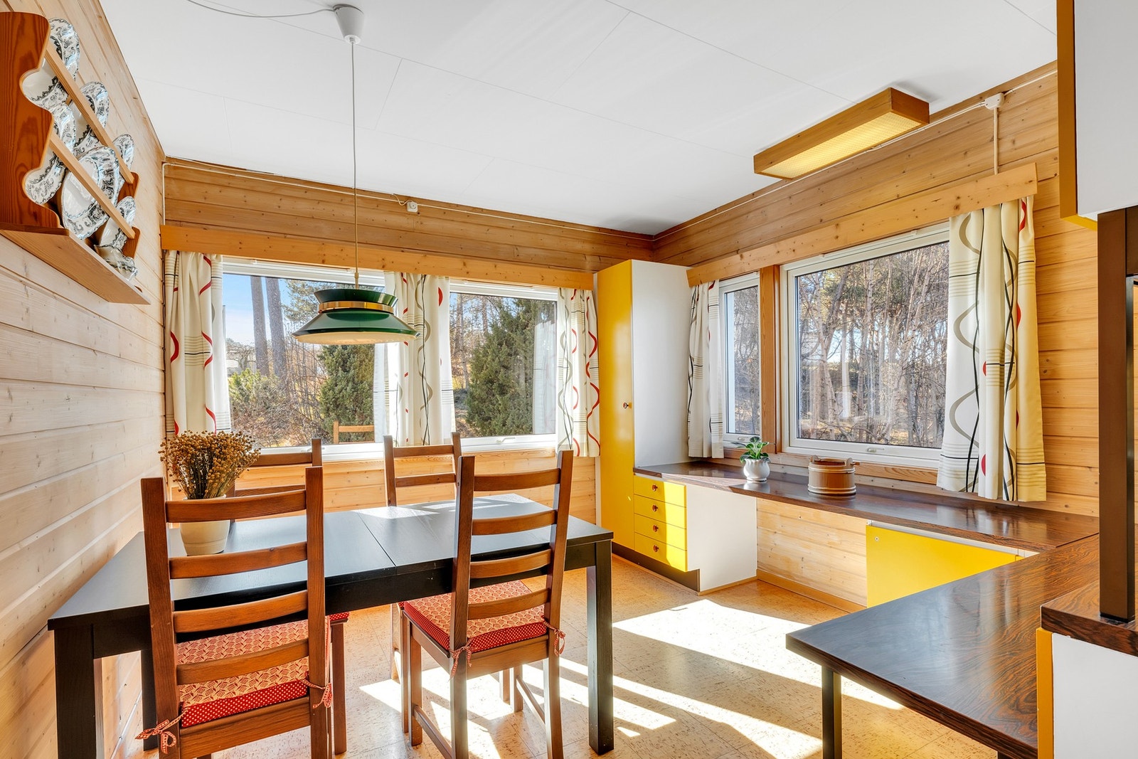 God plass til et stort frokostbord e.l. på kjøkken. Galleribilde