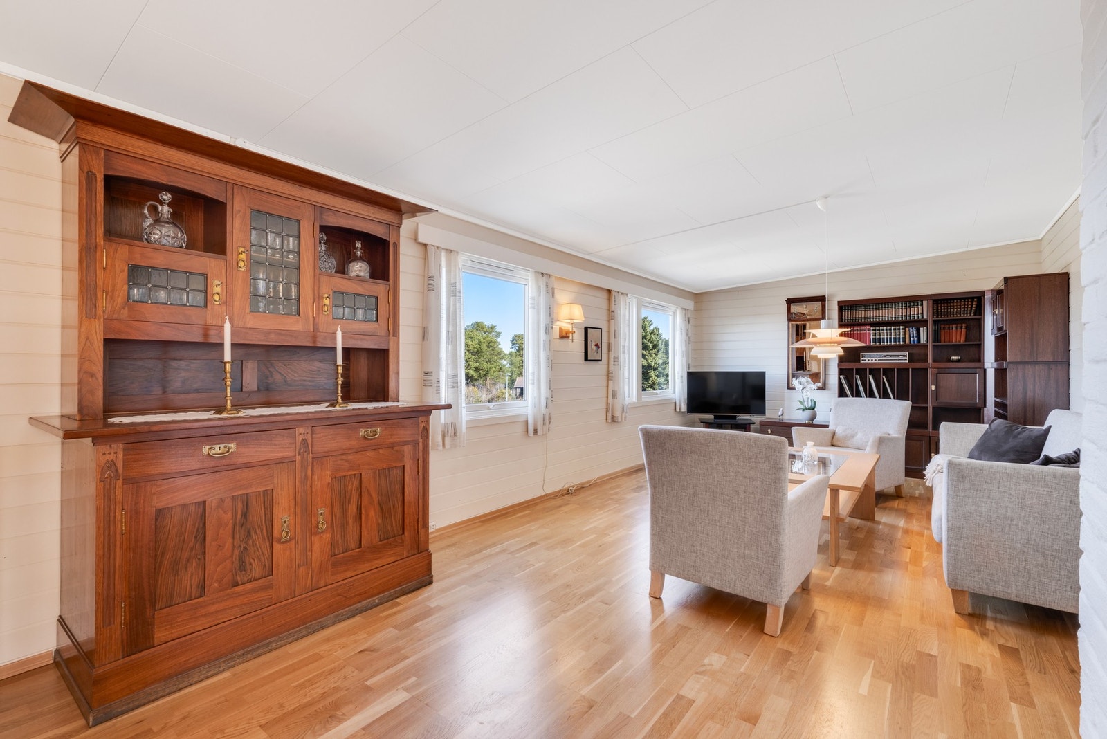 De store vindusflatene gir et godt lysinnslipp og bidrar til en lett og luftig atmosfære. Galleribilde