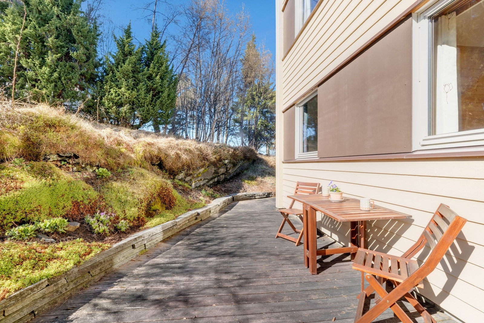 På eiendommen nyter man glimrende solforhold fra tidlig morgen til sen kveld. Galleribilde