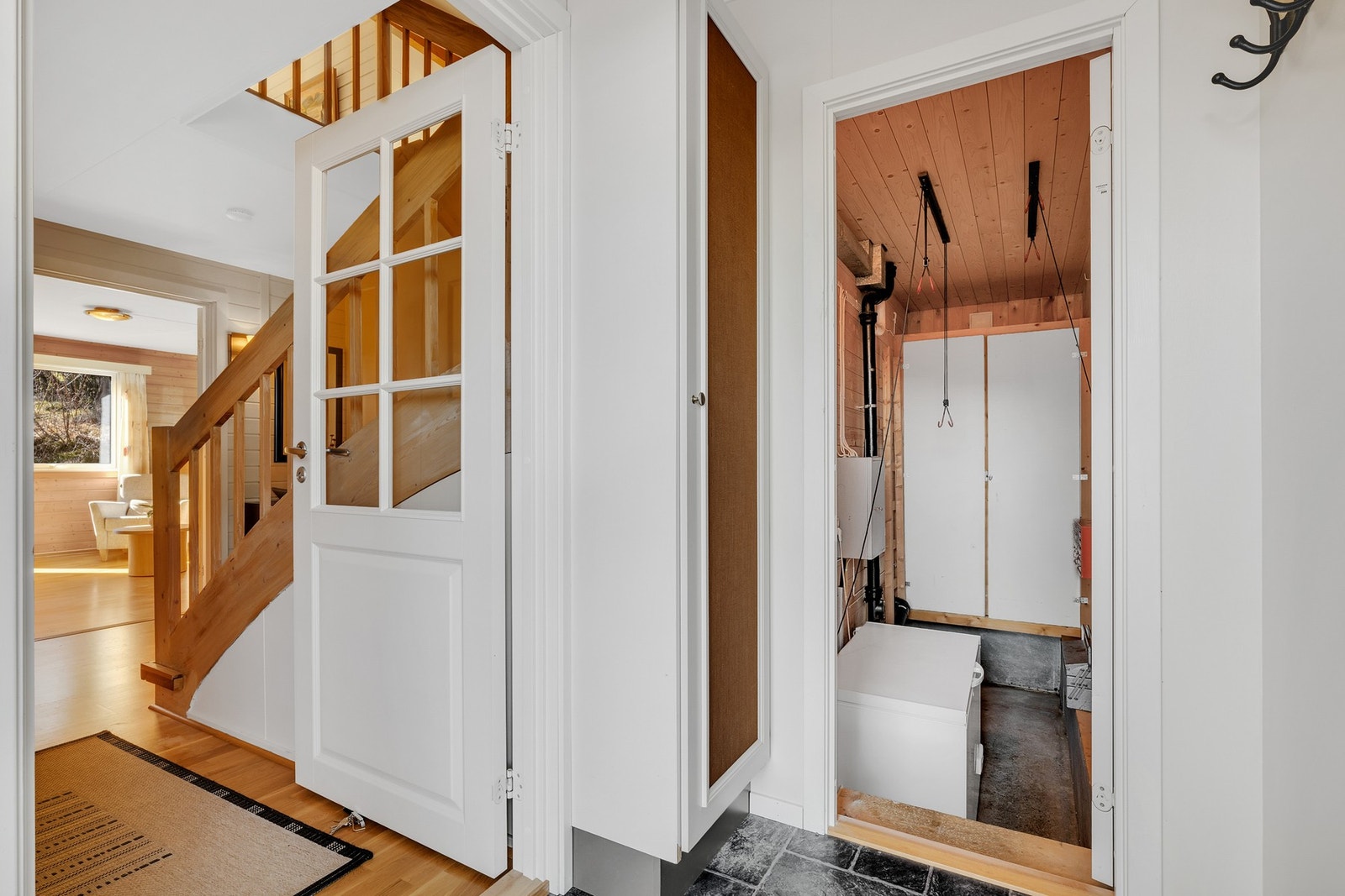 Entré med bod. Det er også en ekstern sportsbod i bakkant av carporten. Galleribilde