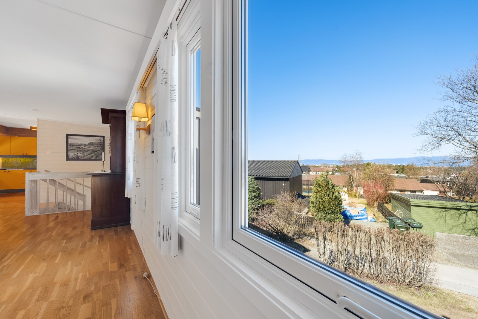 Fra stuevinduene har man en helt herlig utsikt mot fjorden og Fosenalpene - hva med å bygge en veranda på denne siden? (Må søkes Tr.heim kommune, det gis ingen garantier) Galleribilde