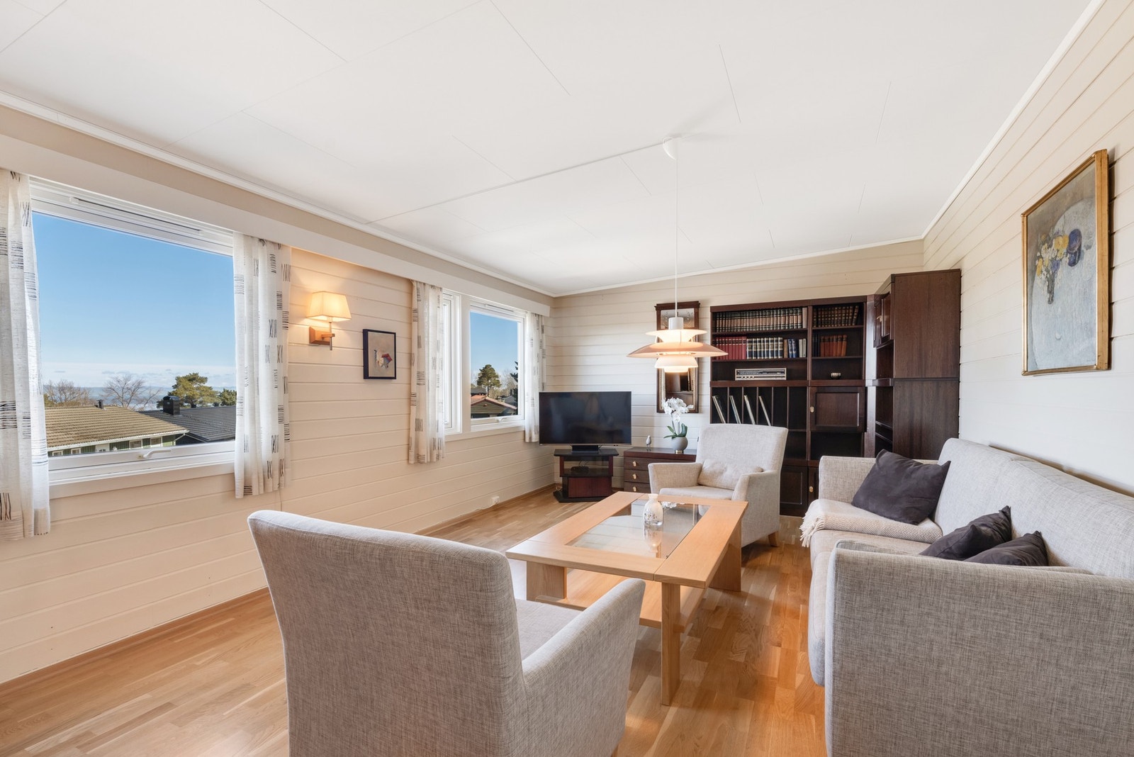 På stue i 2. etasje har man god plass til sofagruppe og TV. Ny parkett ble lagt på både stue og spisestue i 2008. Galleribilde