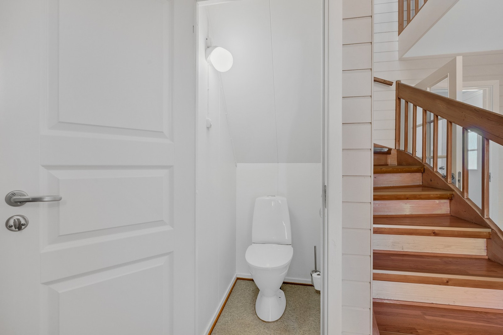 Boligen kommer også med et separat toalettrom oppusset i 2011. Galleribilde