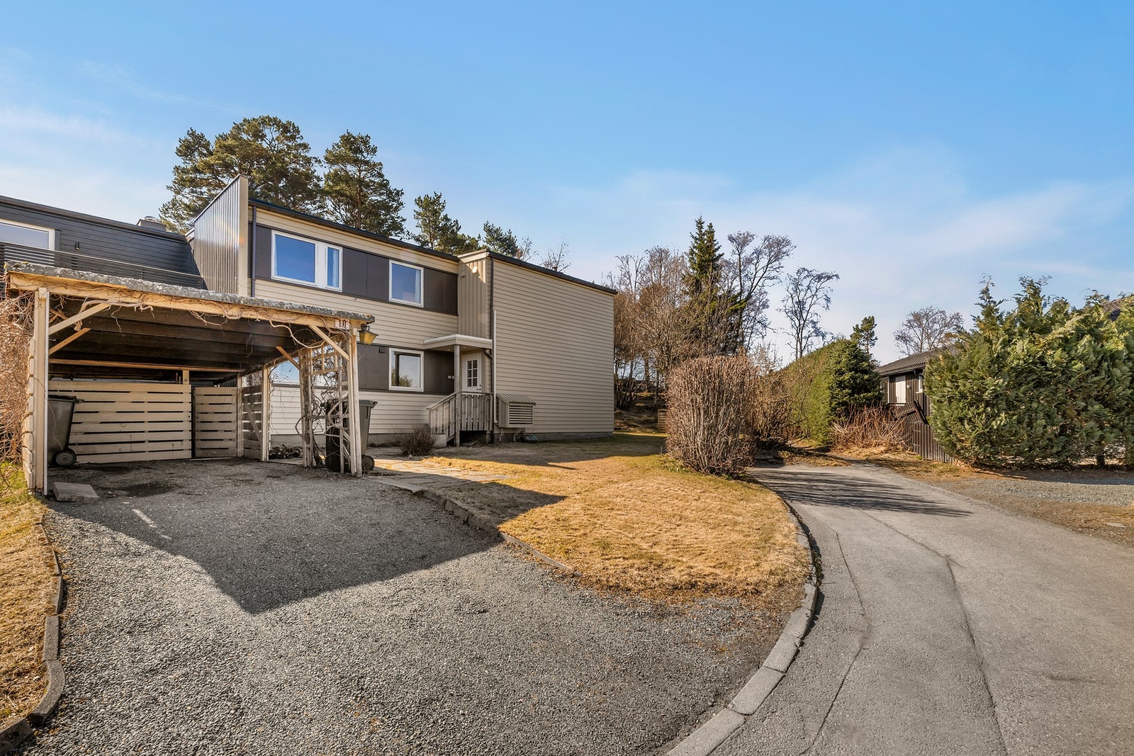 EiendomsMegler 1 v/Frank Robert Bae har gleden av å presentere et romslig enderekkehus beliggende på populære Charlottenlund. Galleribilde
