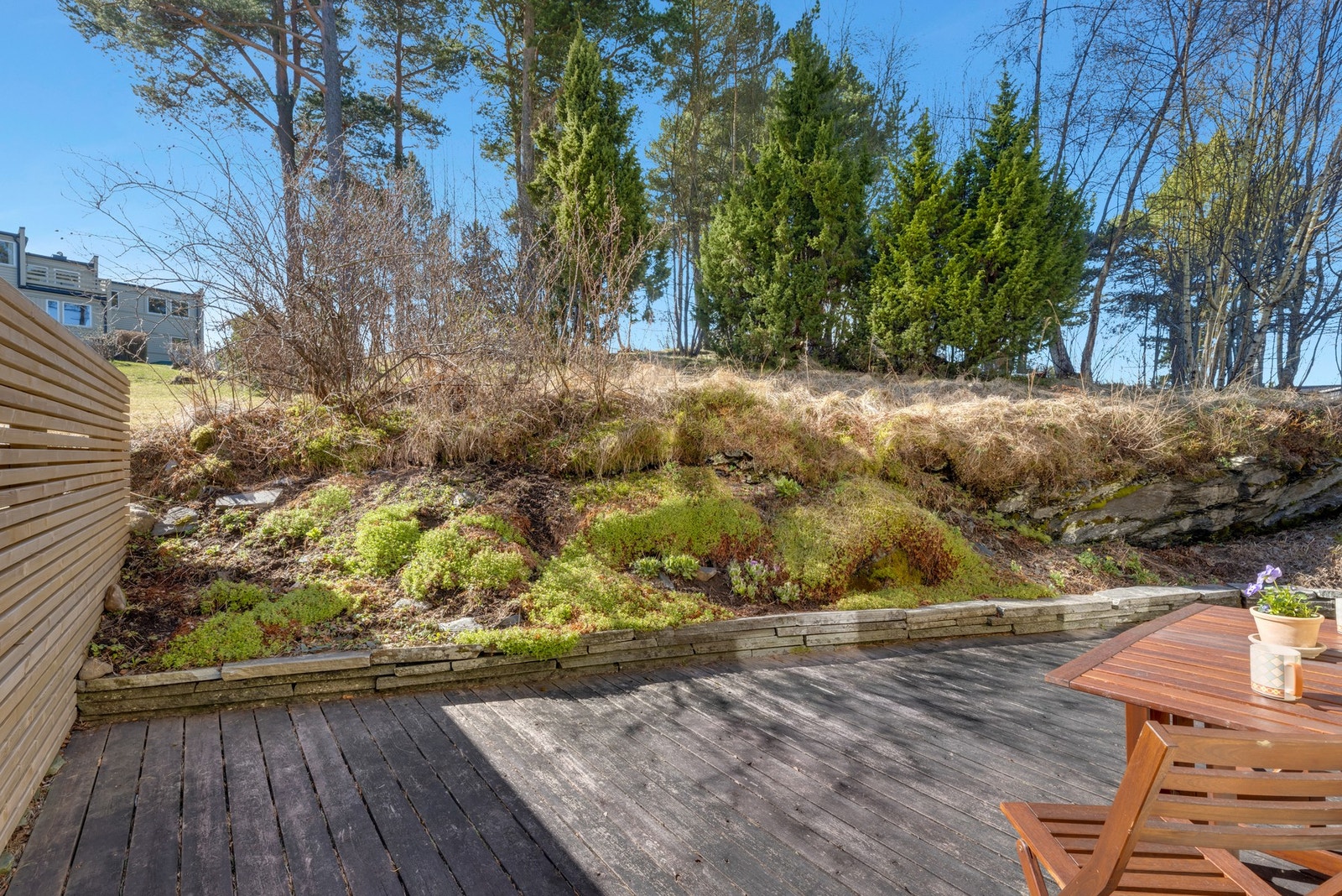 Boligen ligger innerst i blindvei omkranset av friareal og fredede skogsområder som hindrer innsyn, og beliggenheten må sies å være
en av de aller beste i området. Galleribilde