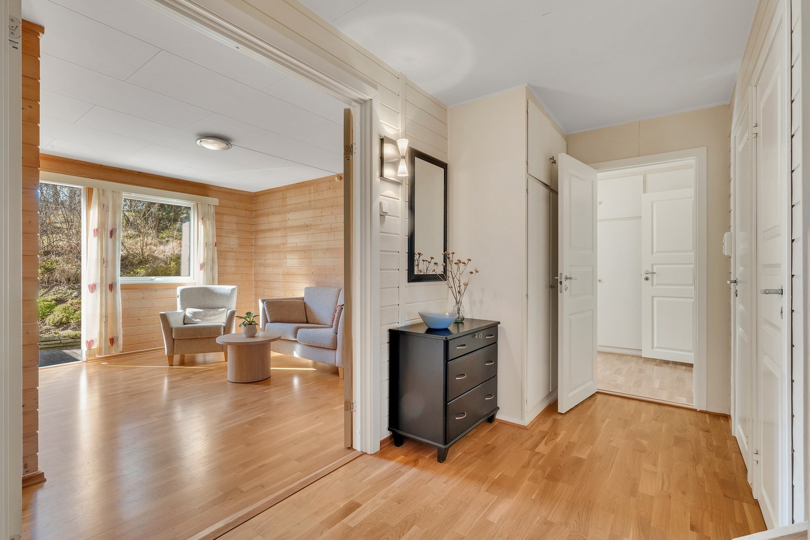 I del av påbygget i 1. etasje finner man via dobbeldører kjellerstuen. Galleribilde