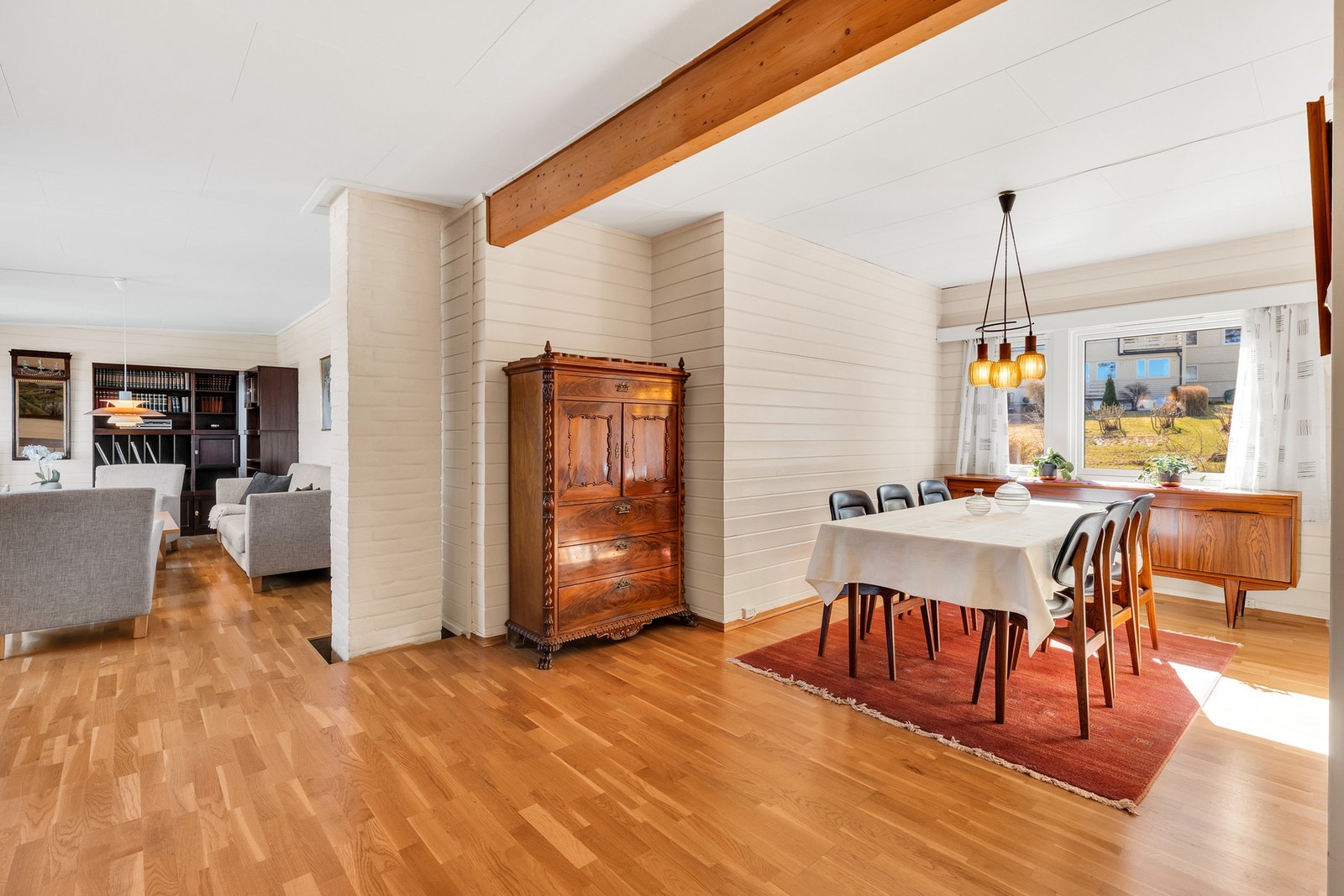 Boligen har blitt påbygget og er på totalt 154 kvm. Spisestuen og stuen er på tilsammen 43 m² og har veldig gode møbleringsmuligheter. Galleribilde