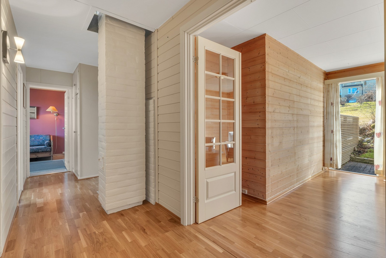 Romslig gang. Galleribilde