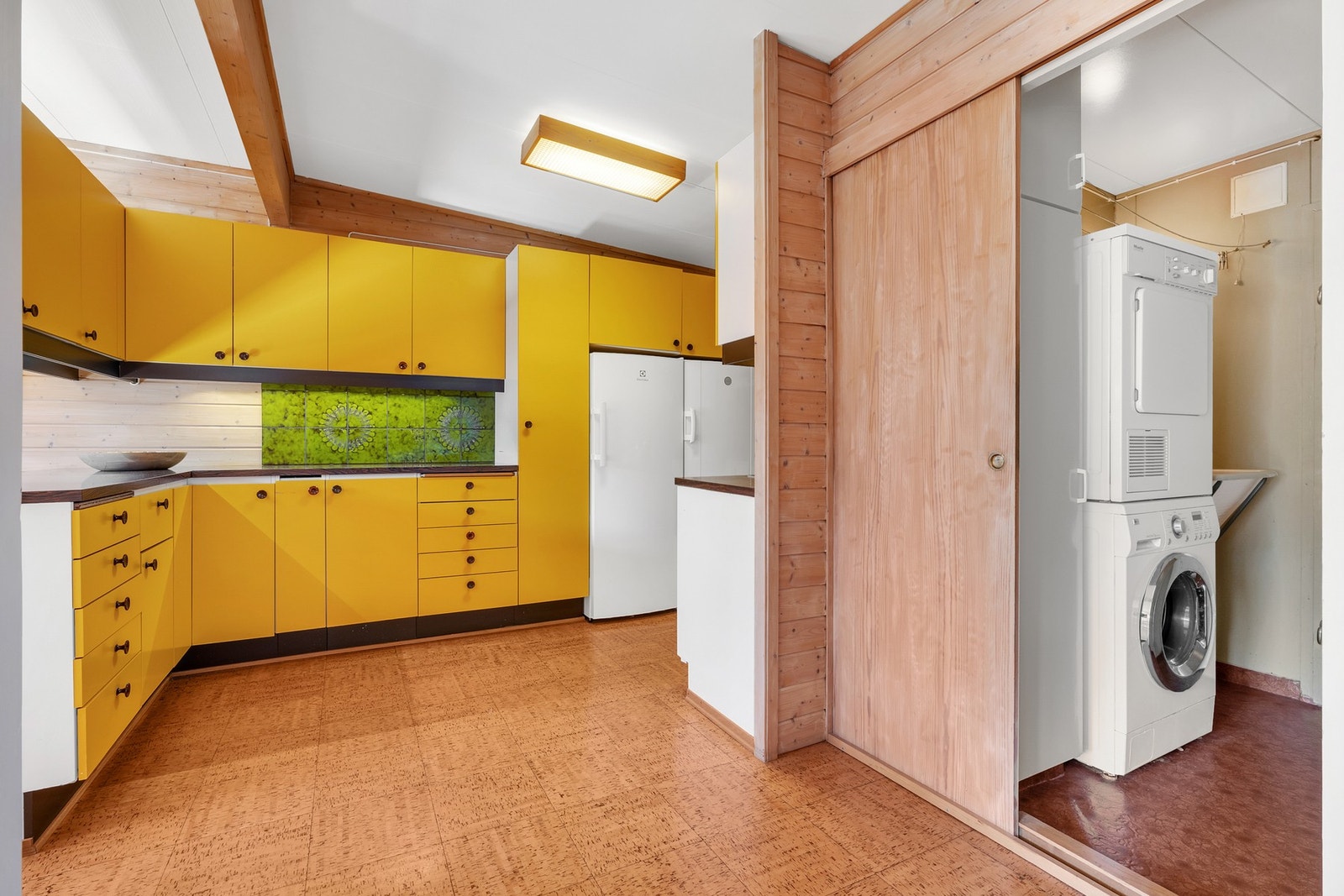 Ved kjøkkenet har man et eget adskilt vaskerom. Galleribilde