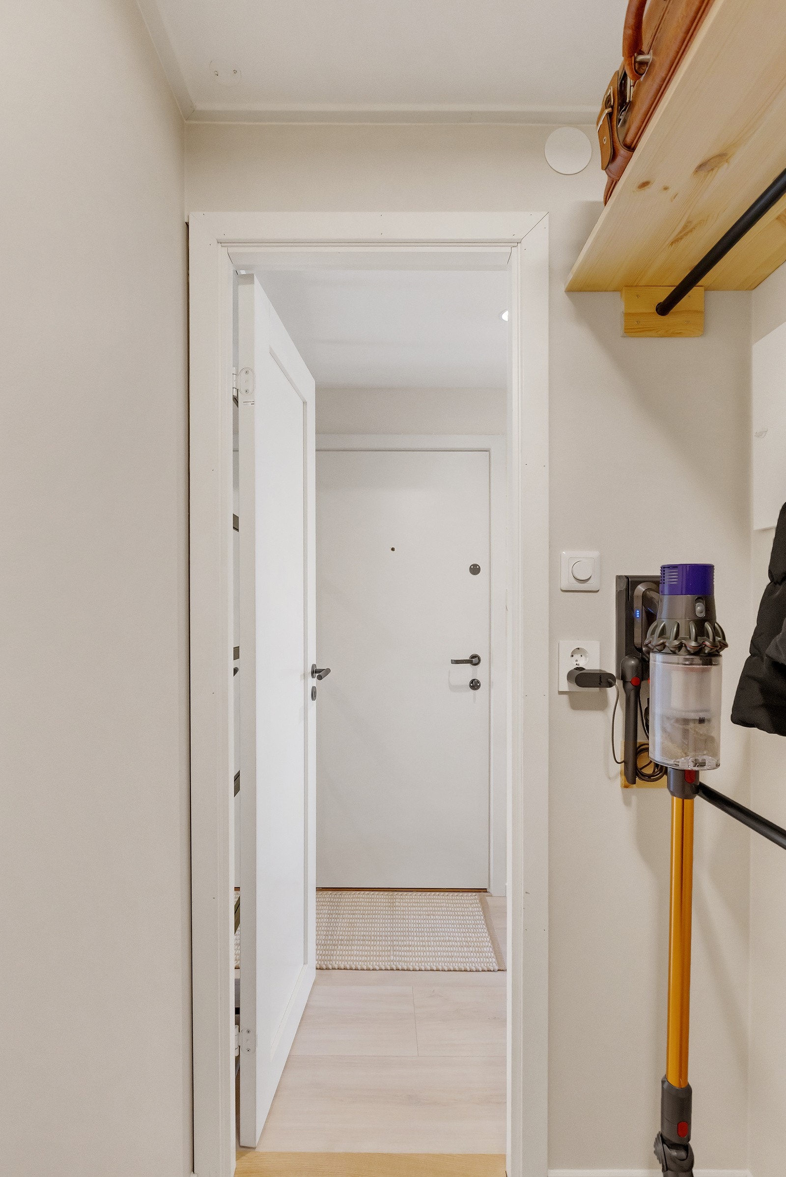 Gir ekstra lagringsplass og perfekt for oppbevaring av støvsuger etc. Galleribilde