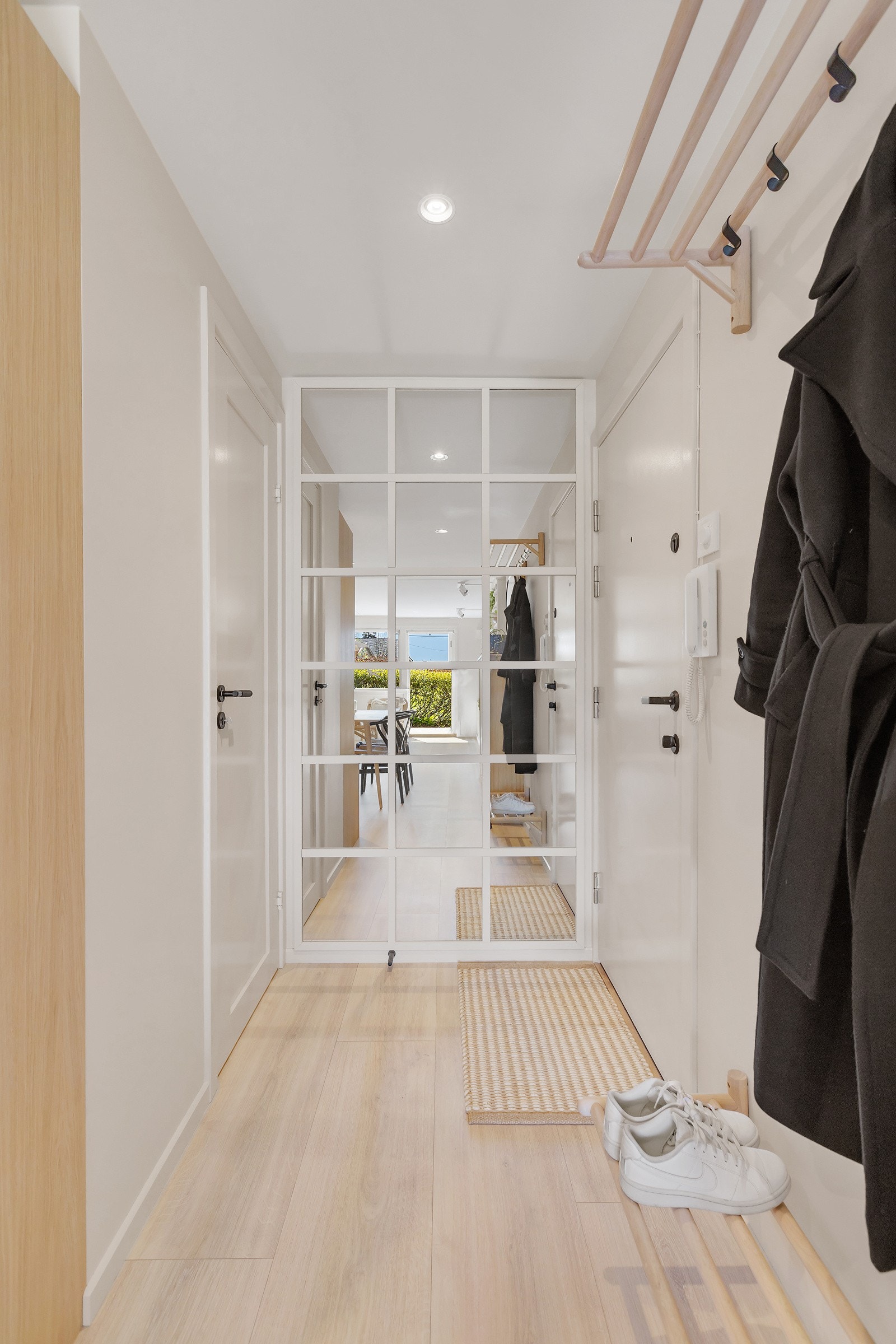 Velkommen til entreén i denne leiligheten som gir et godt førsteinntrykk av leiligheten. Galleribilde