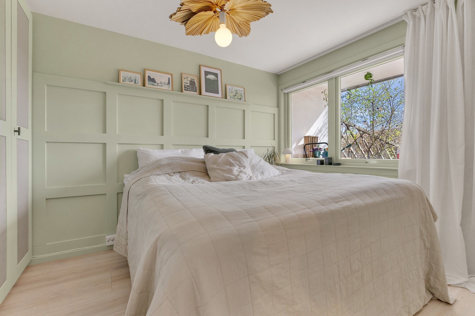 Et behagelig og funksjonelt soverom som tilbyr god plass og praktiske løsninger. Galleribilde