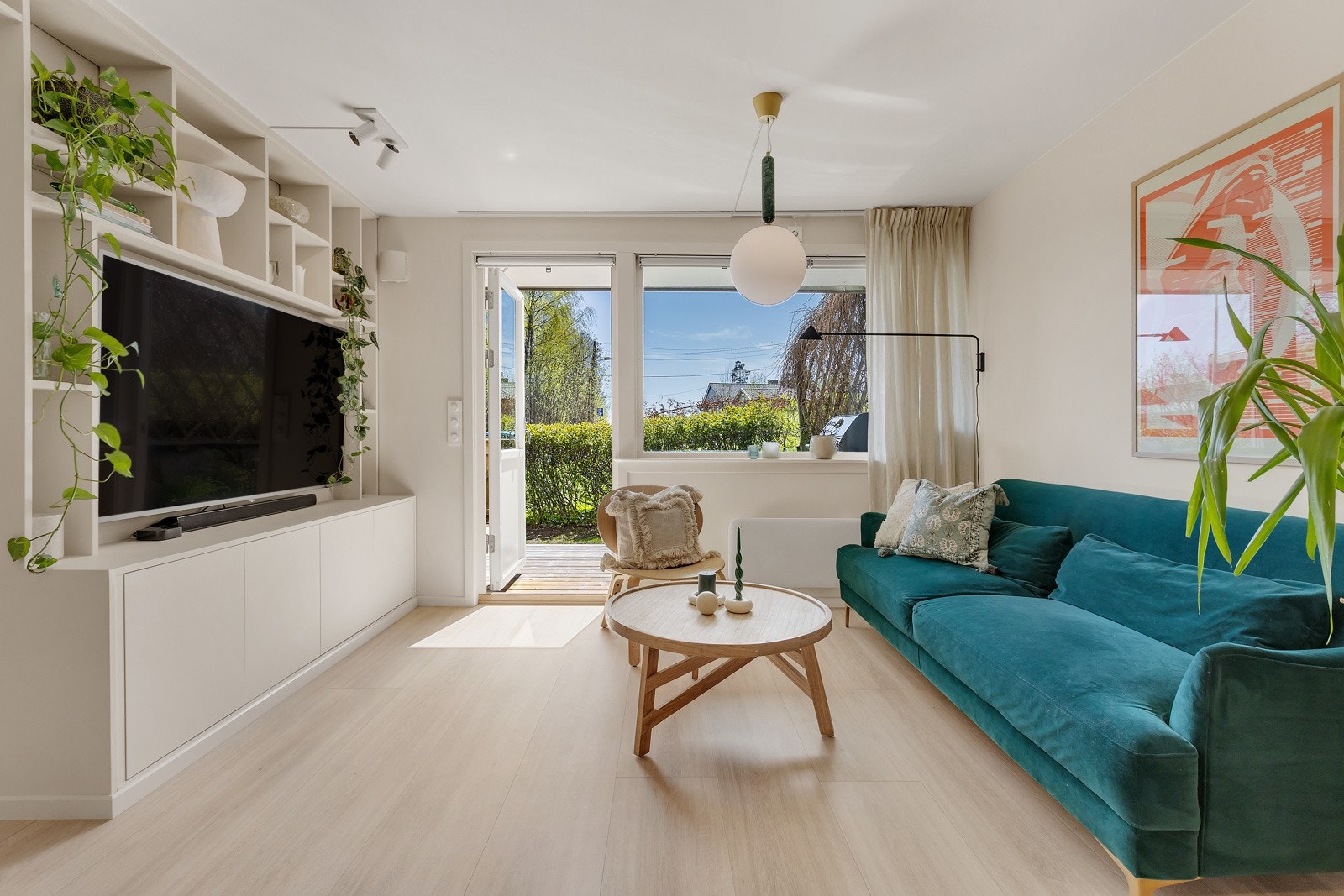 TV-kommoden i stuen er spesialdesignet og følger naturligvis med leiligheten. Galleribilde