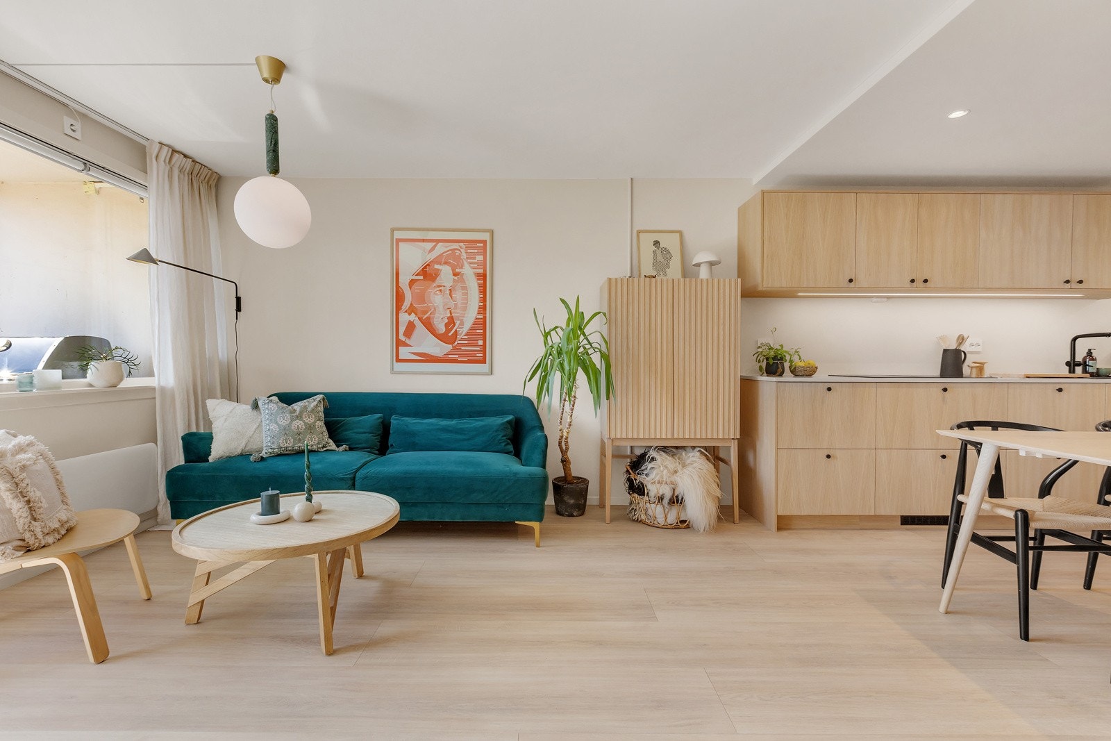 Den åpne stue- og kjøkkenløsningen tilbyr et ideelt rom for samvær og sosiale sammenkomster. Galleribilde