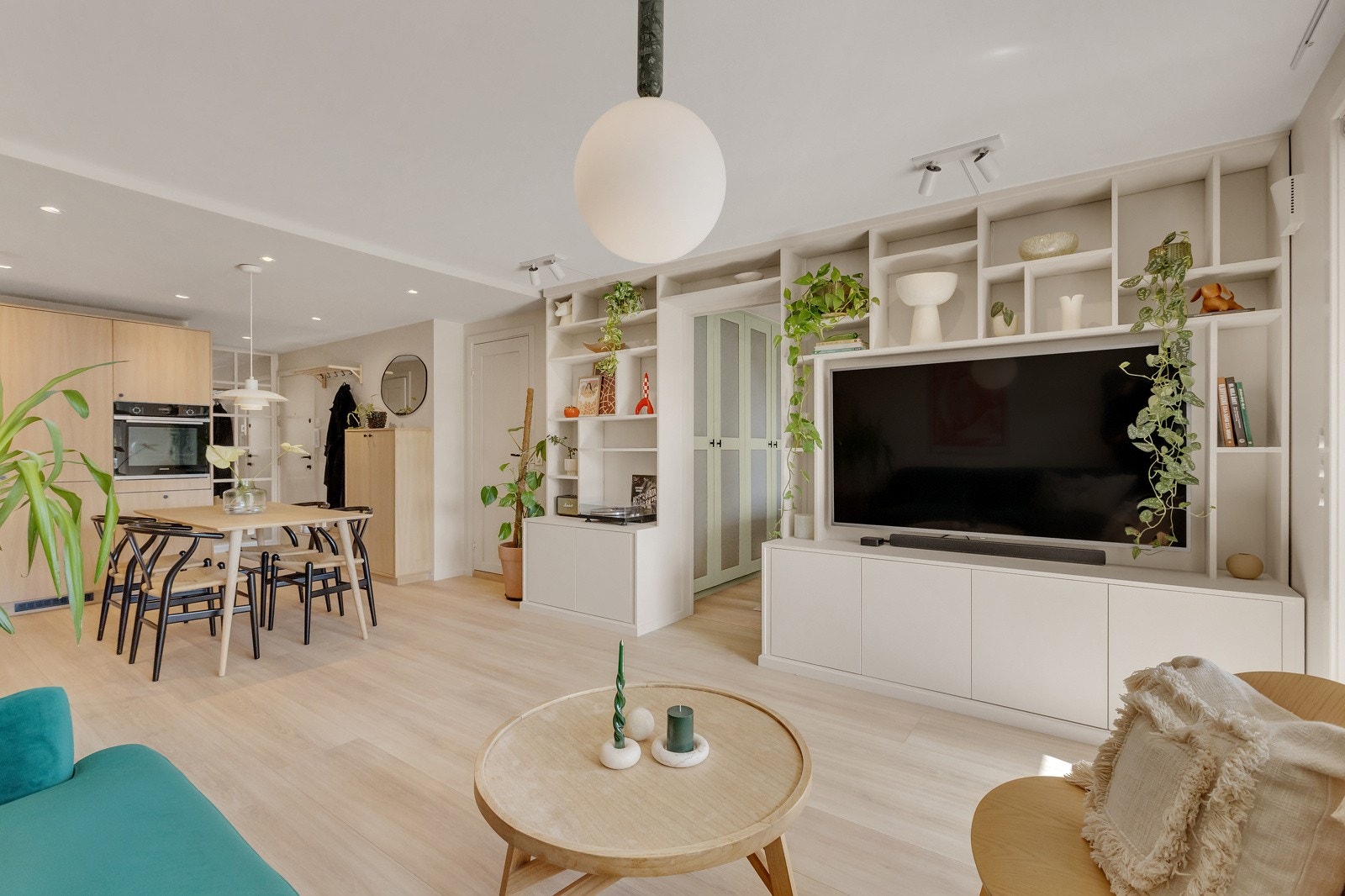 Her får du en påkostet og unik 2-roms leilighet totalrenovert i 2023/2024. Galleribilde