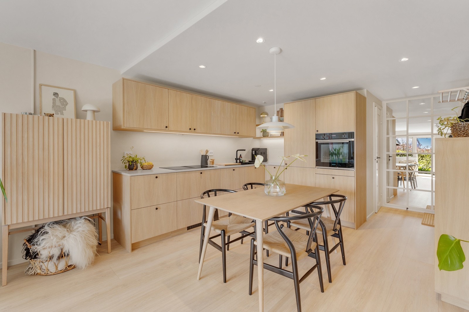 Det er oppvaskmaskin og kul sokkel-løsning for robotstøvsuger i kjøkkeninnredningen. Galleribilde