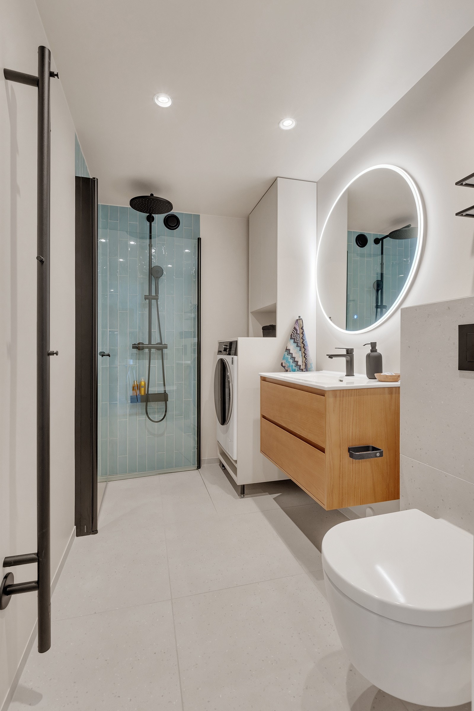 Badet er et komfortabelt og stilfullt rom som tilfredsstiller både behovene og ønskene dine. Galleribilde