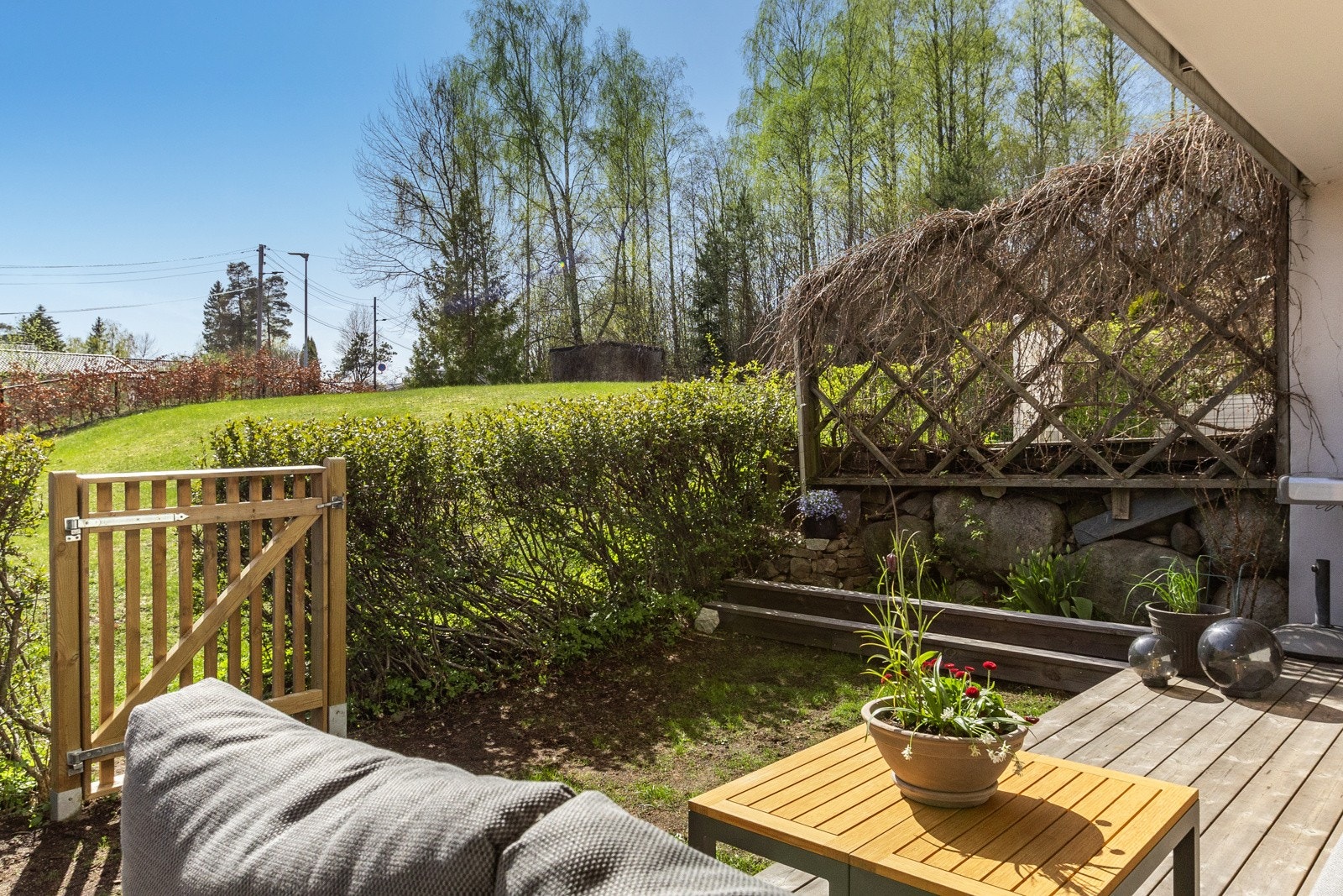 Fra stuen er det utgang til den romslige terrassen på 13 kvadratmeter. Galleribilde