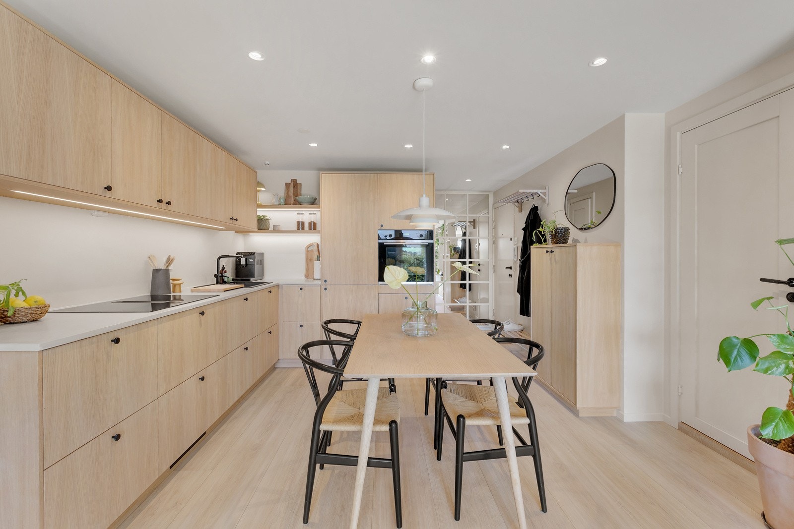 Kjøkkenet tilbyr rikelig med lagringsplass og benkeplass og er helt nytt fra 2024. Galleribilde