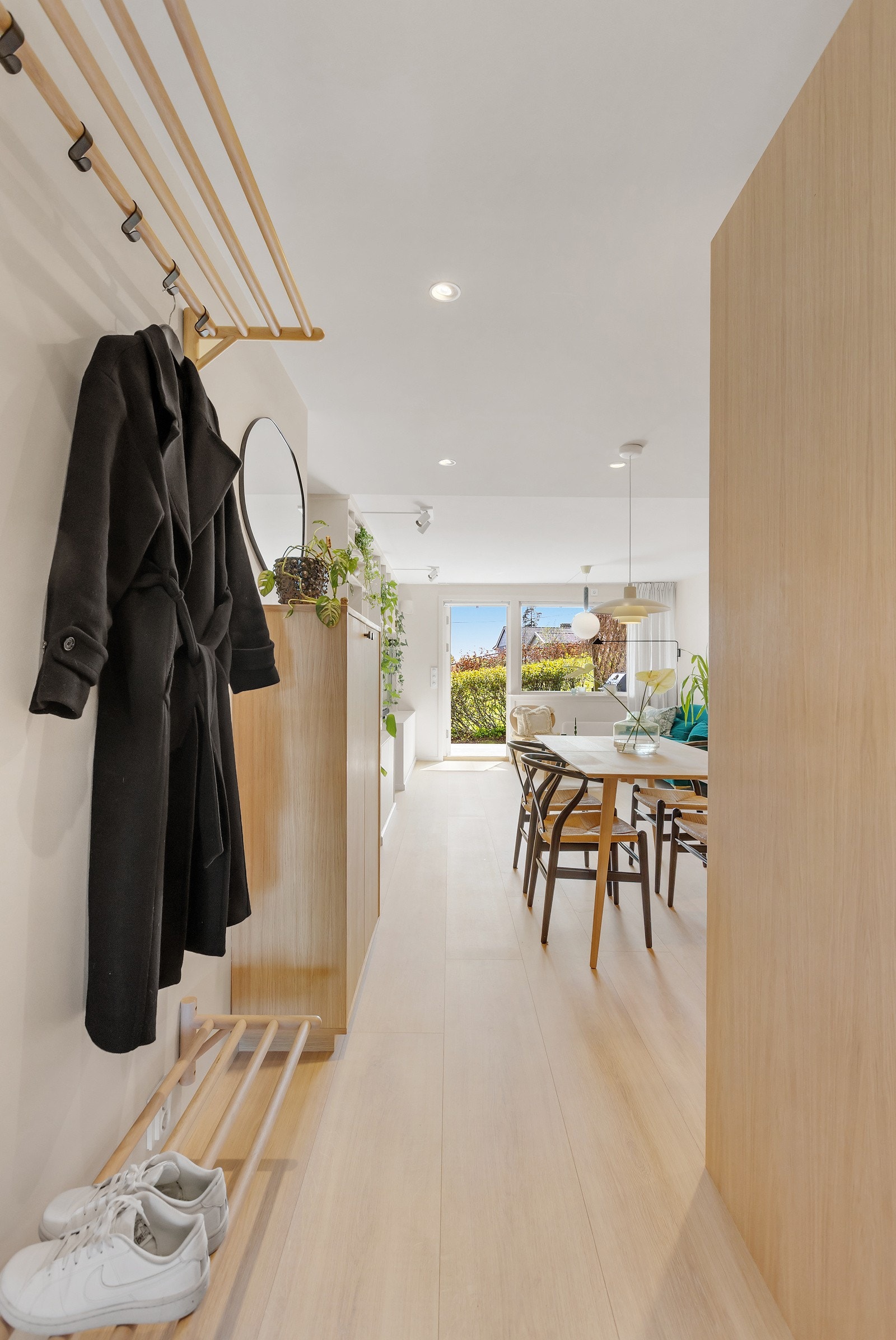 Gode muligheter for å henge fra seg yttertøy og sko. Galleribilde