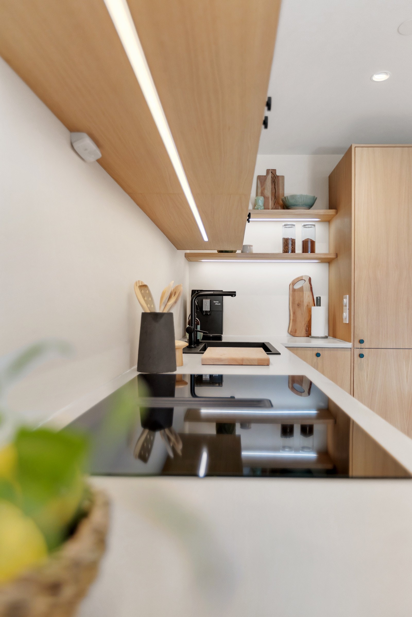 Innredningen har glatte fronter og benkeplaten er av impregnert mdf med mikrosement, noe som gir et moderne og elegant utseende. Galleribilde