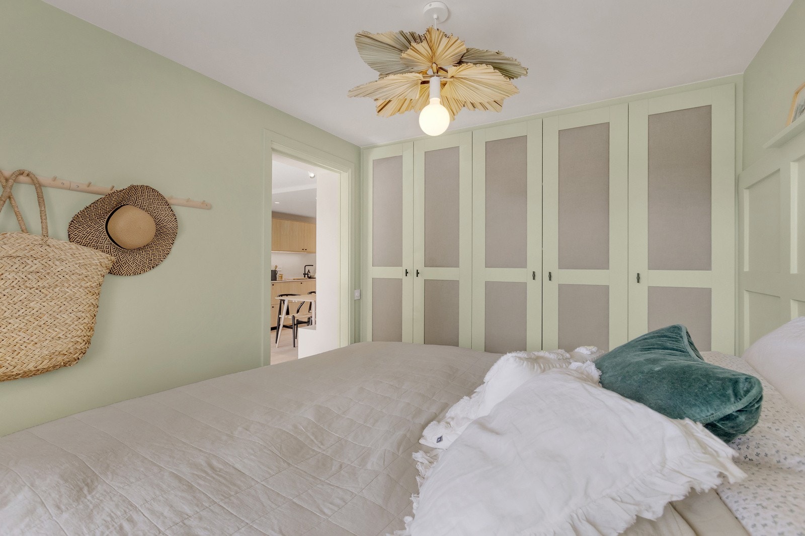 Soverommet har plassbygd garderobeskap med fine detaljer. Galleribilde