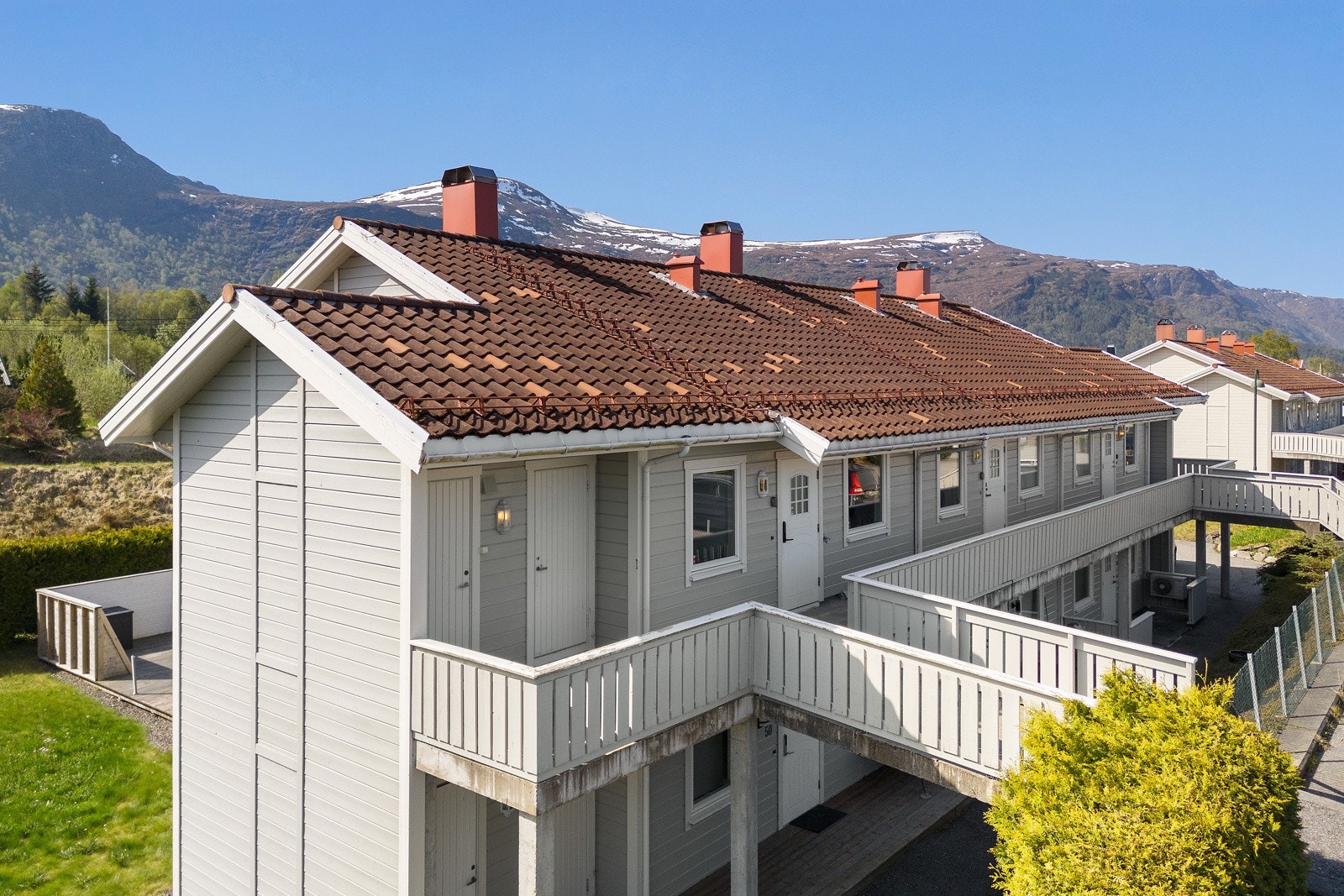 Leiligheten ligger sentralt til med nærhet til blant annet bussforbindelser, barnehage og barneskole. Galleribilde