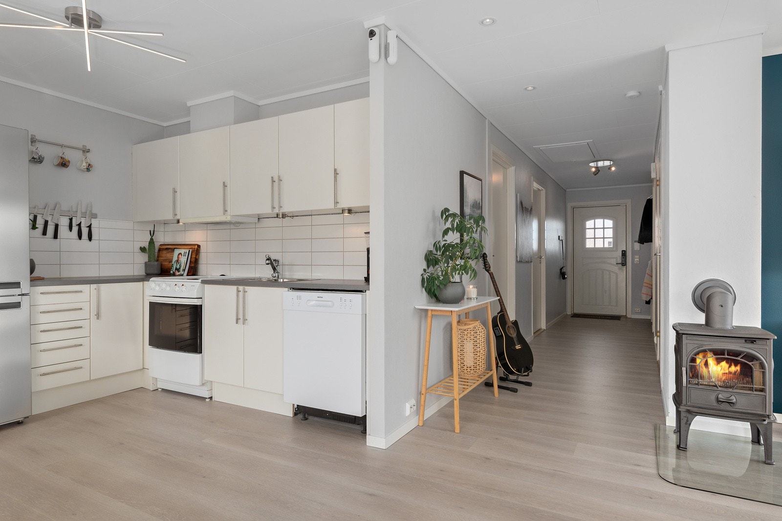 Vedfyring på stuen skaper en trivelig og lun atmosfære i rommet. Galleribilde