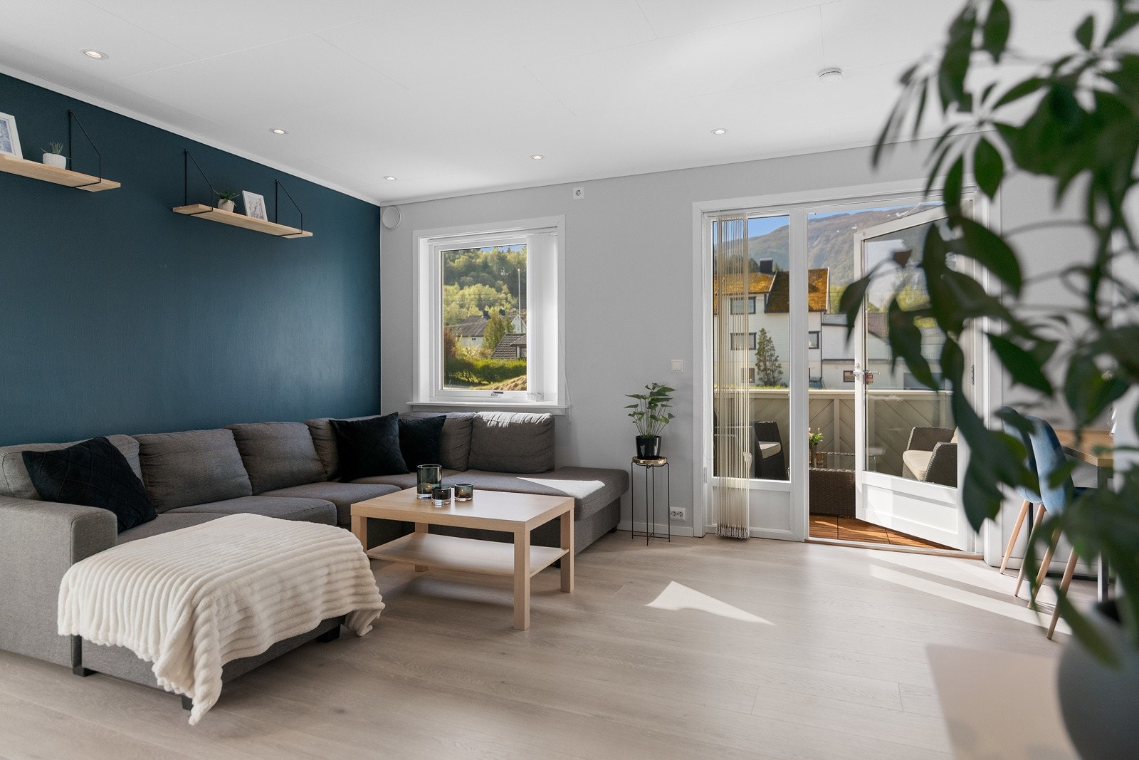 En tiltalende 3-roms selveierleilighet fra 2005 beliggende sentrumsnært i Langevåg. Galleribilde