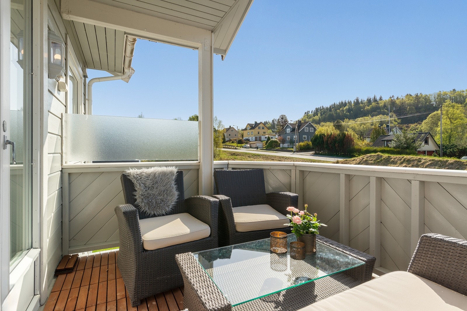 Verandaen er overbygd og byr på god plass til utemøblement. Galleribilde