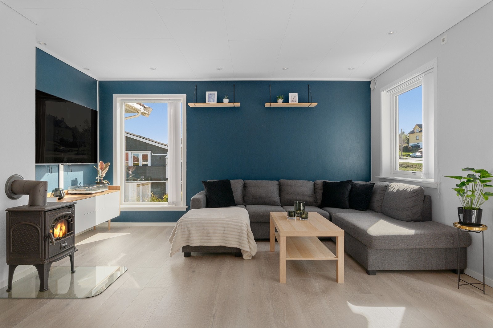 Romslig stue med flere naturlige soner som enkelt lar seg møblere. Galleribilde