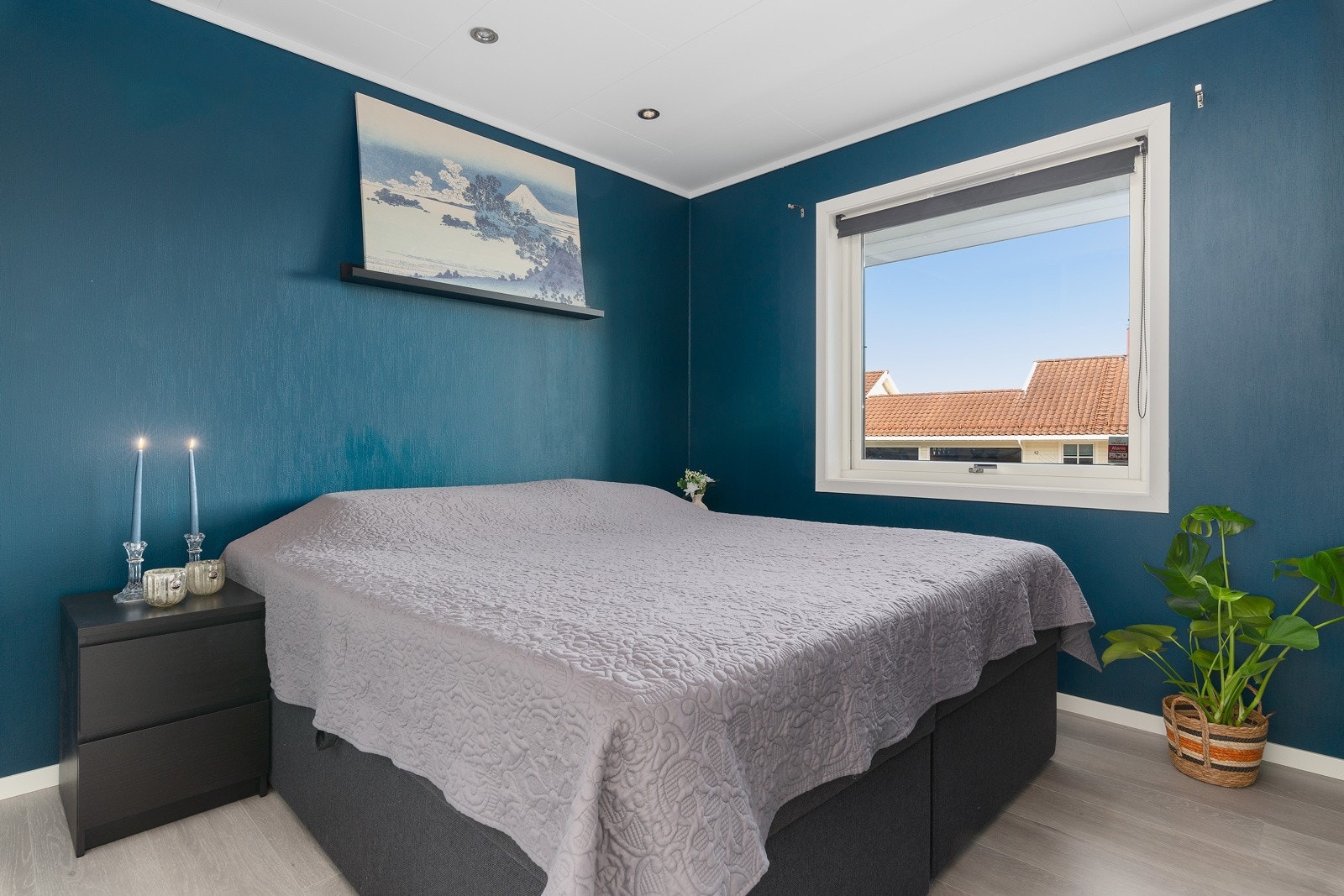 Hovedsoverom med veggflater i tidsriktige farger og spotter i himling. God plass til ønsket dobbeltseng. Galleribilde