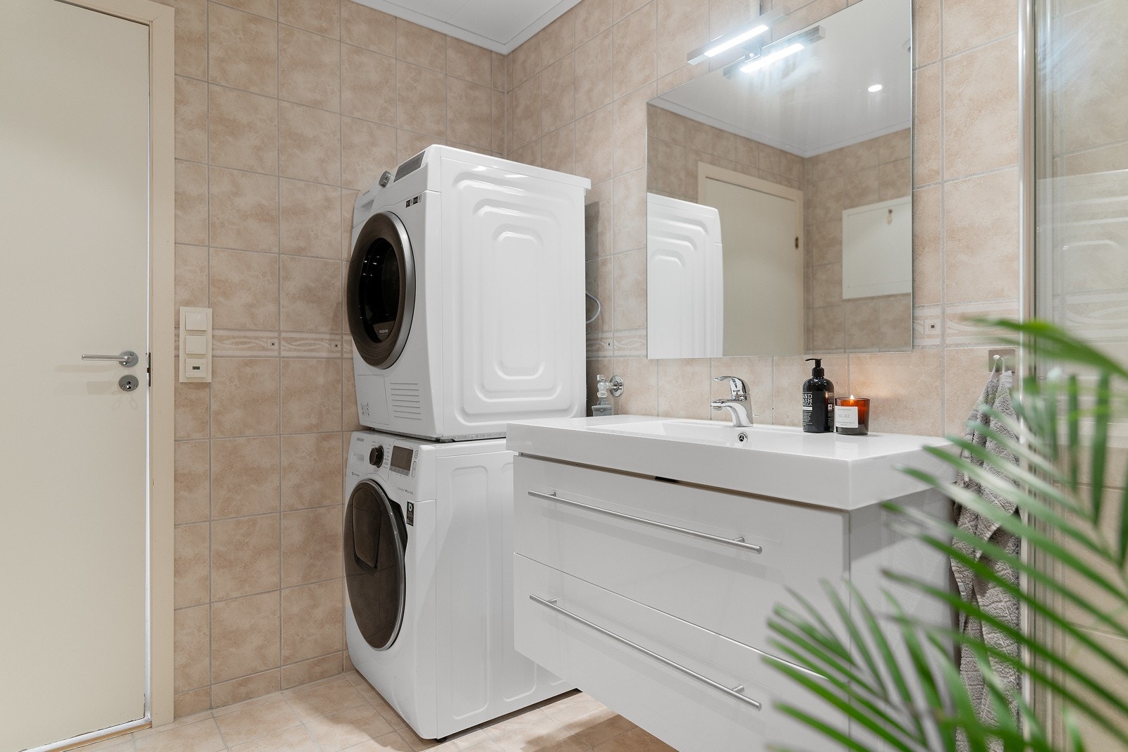 Det er opplegg for vaskemaskin og gulvvarme på badet. Galleribilde