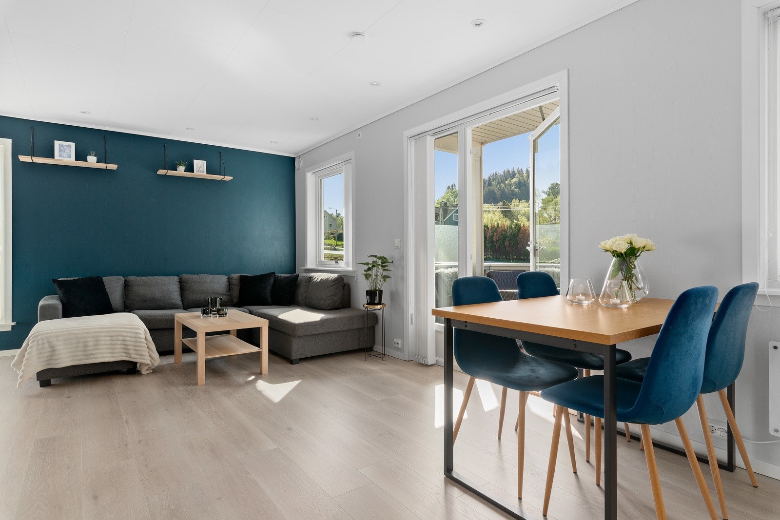 Fra stuen er det utgang til egen sydvendt veranda. Galleribilde