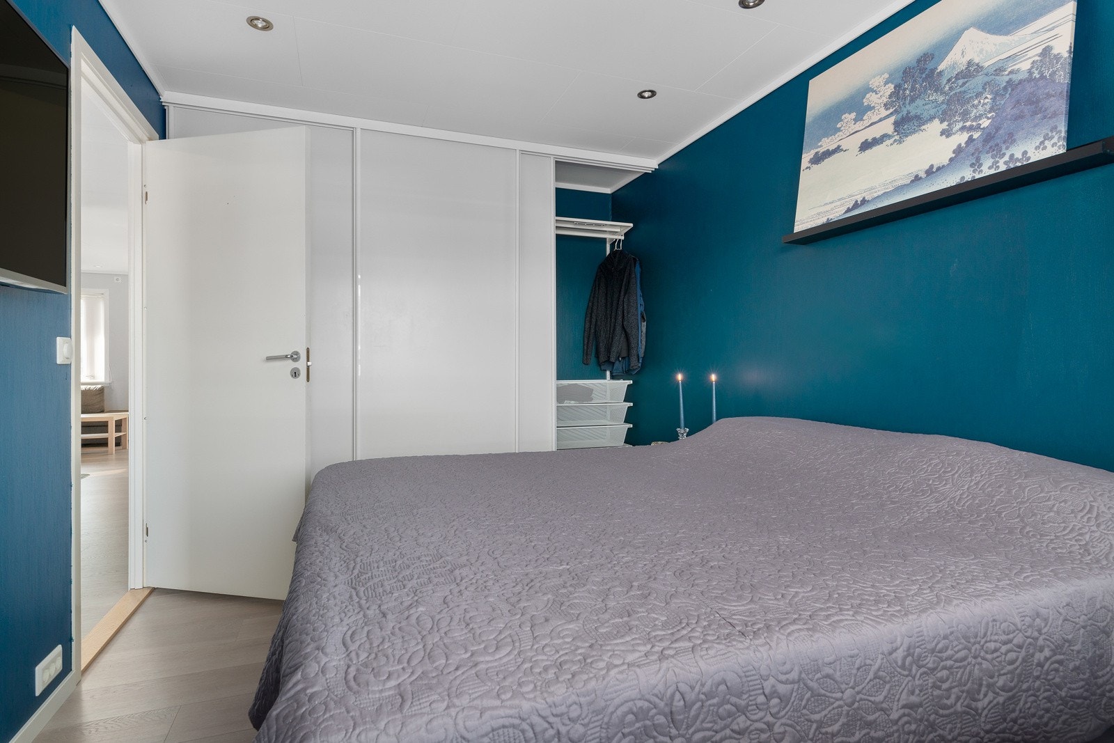 Rikelig med garderobeplass i soverommets skyvedørsgarderobe. Galleribilde