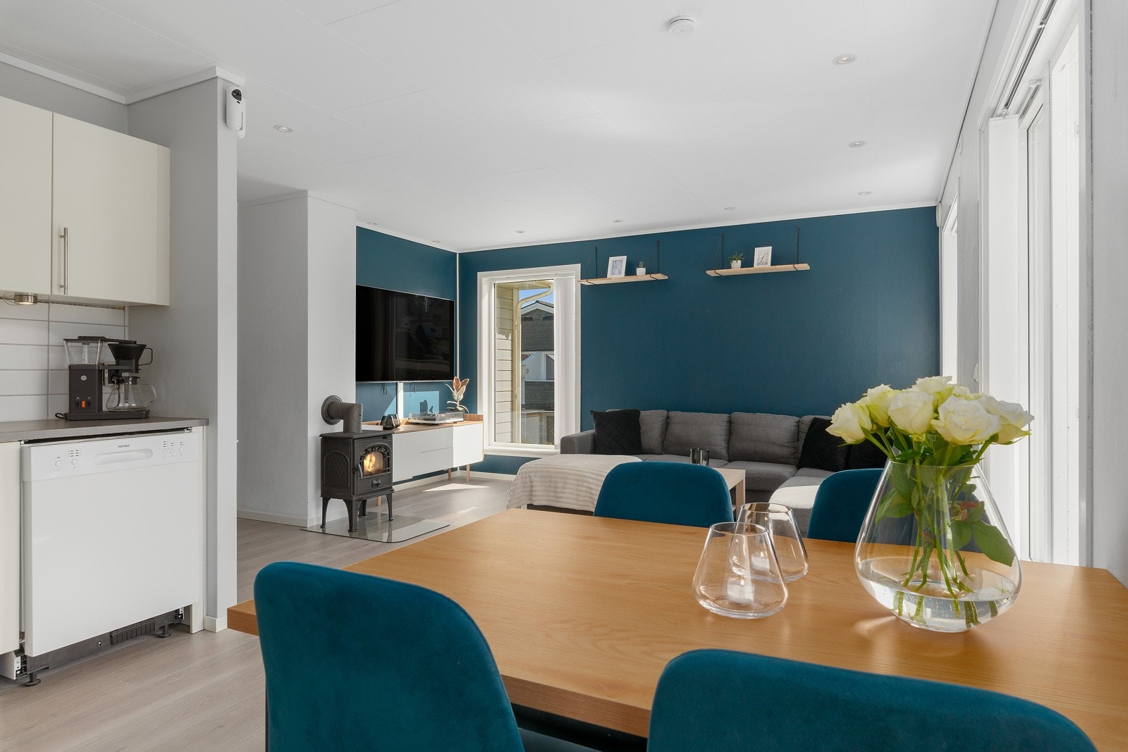 Stue og kjøkken er i en sosial åpen løsning, med god plass til spisegruppe mellom. Galleribilde