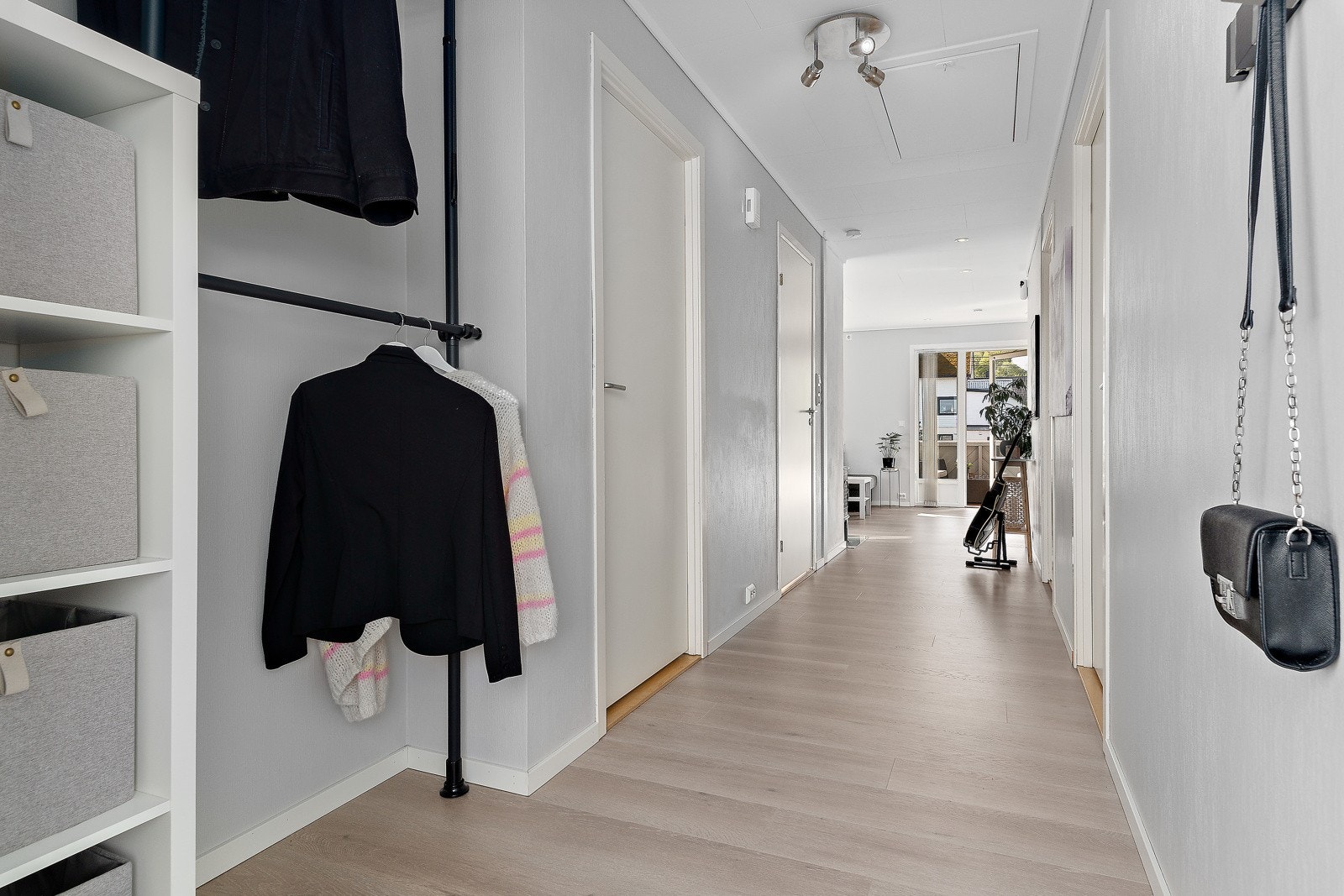 En romslig hall ønsker deg velkommen. I hallen er det muligheter for ekstra oppbevaringsmøbler. Galleribilde