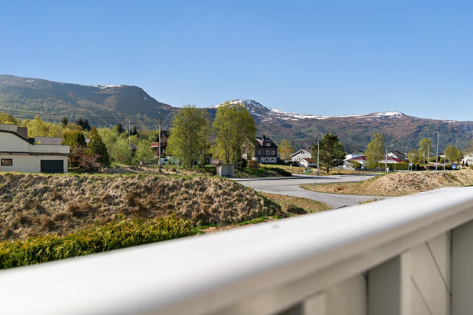 Verandaen byr videre på gode solforhold og fin utsikt mot Sulafjellet. Galleribilde