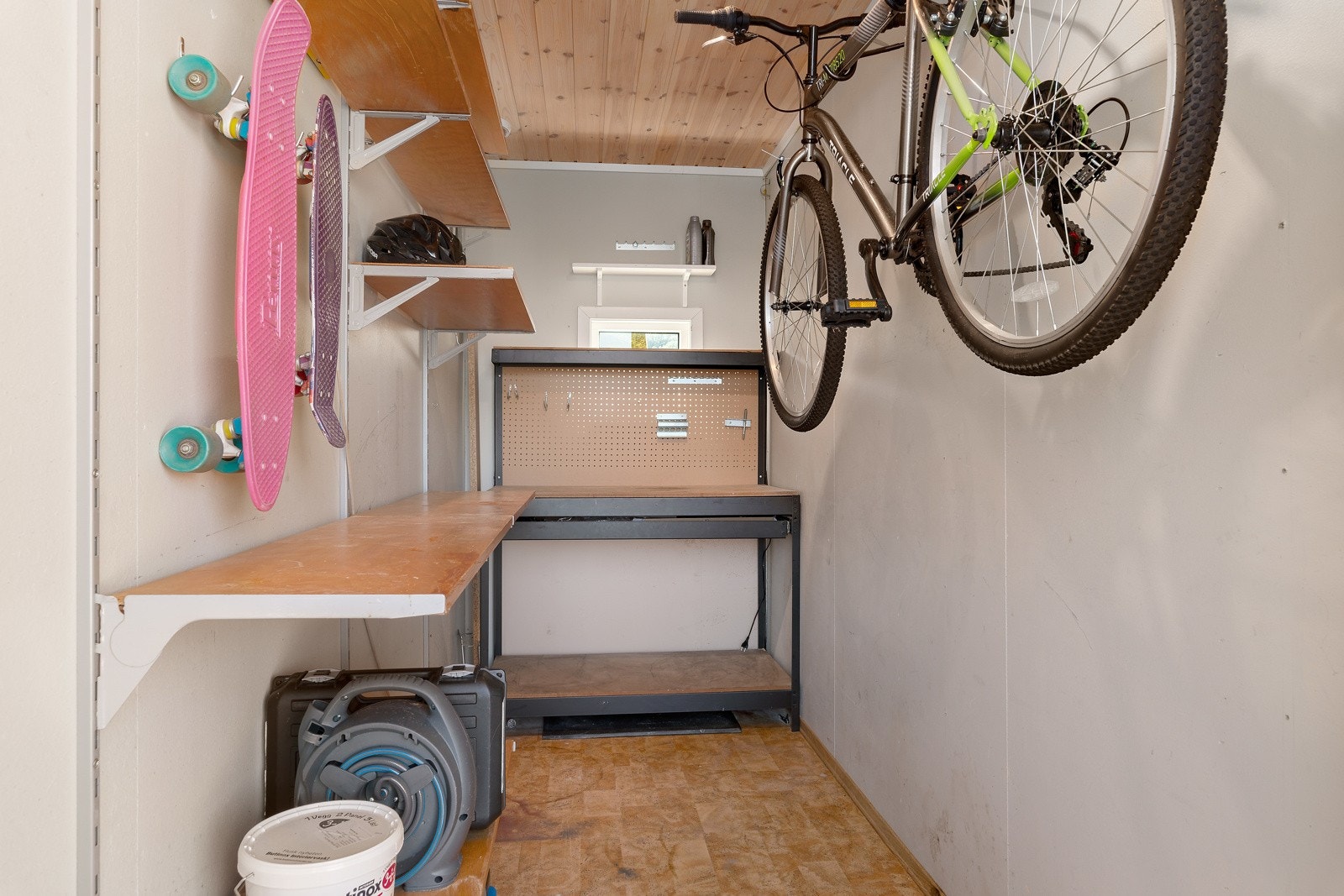 Rikelig med oppbevaringsplass i leilighetens utvendige bod samt mørkeloft. Galleribilde