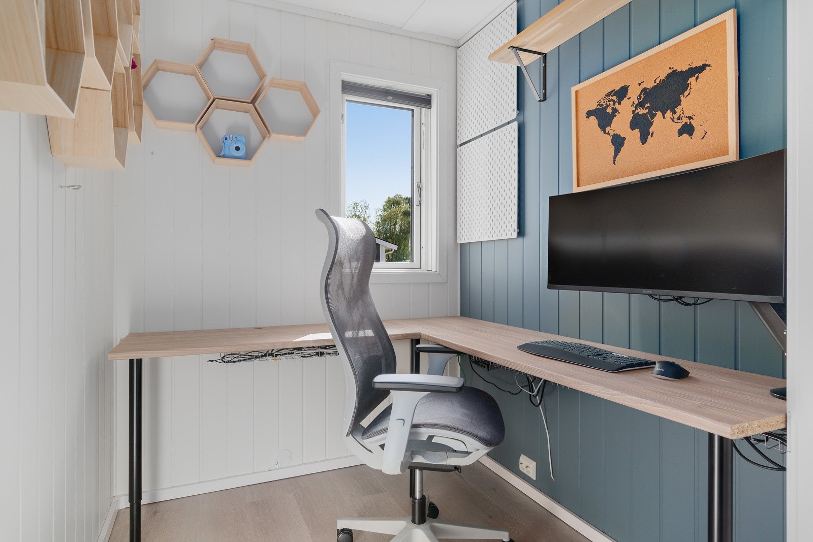 Til sammen inneholder leiligheten 3 soverom. Soverommet er i dag innredet som kontor av selger. Galleribilde