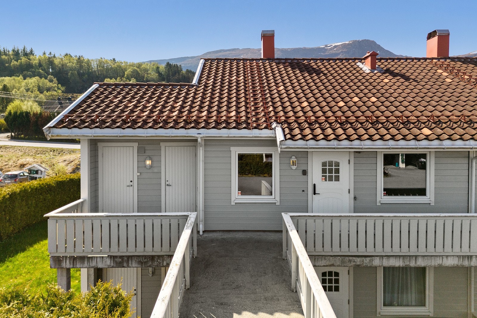 Det er enkel adkomst til leiligheten. Parkeringsmuligheter på oppstillingsplass tilhørende sameiet like ved inngangen. Galleribilde