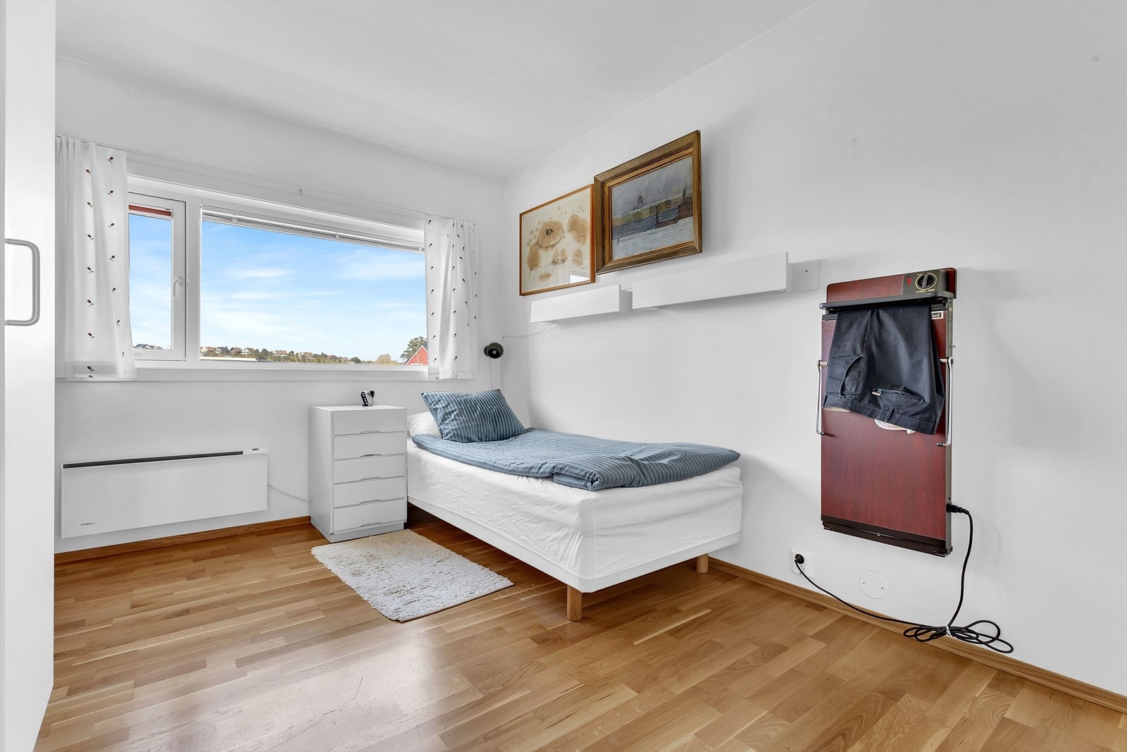 Soverom nr. 2 og 3 egner seg fint som barnerom, kontor eller gjesterom. Galleribilde