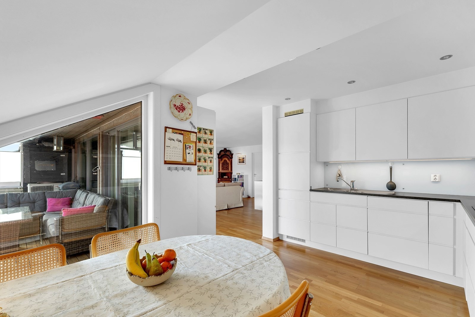 Pen og tidløs kjøkkeninnredning fra Kvik med lyse, slette fronter og laminert benkeplate med underlimt vask. Galleribilde