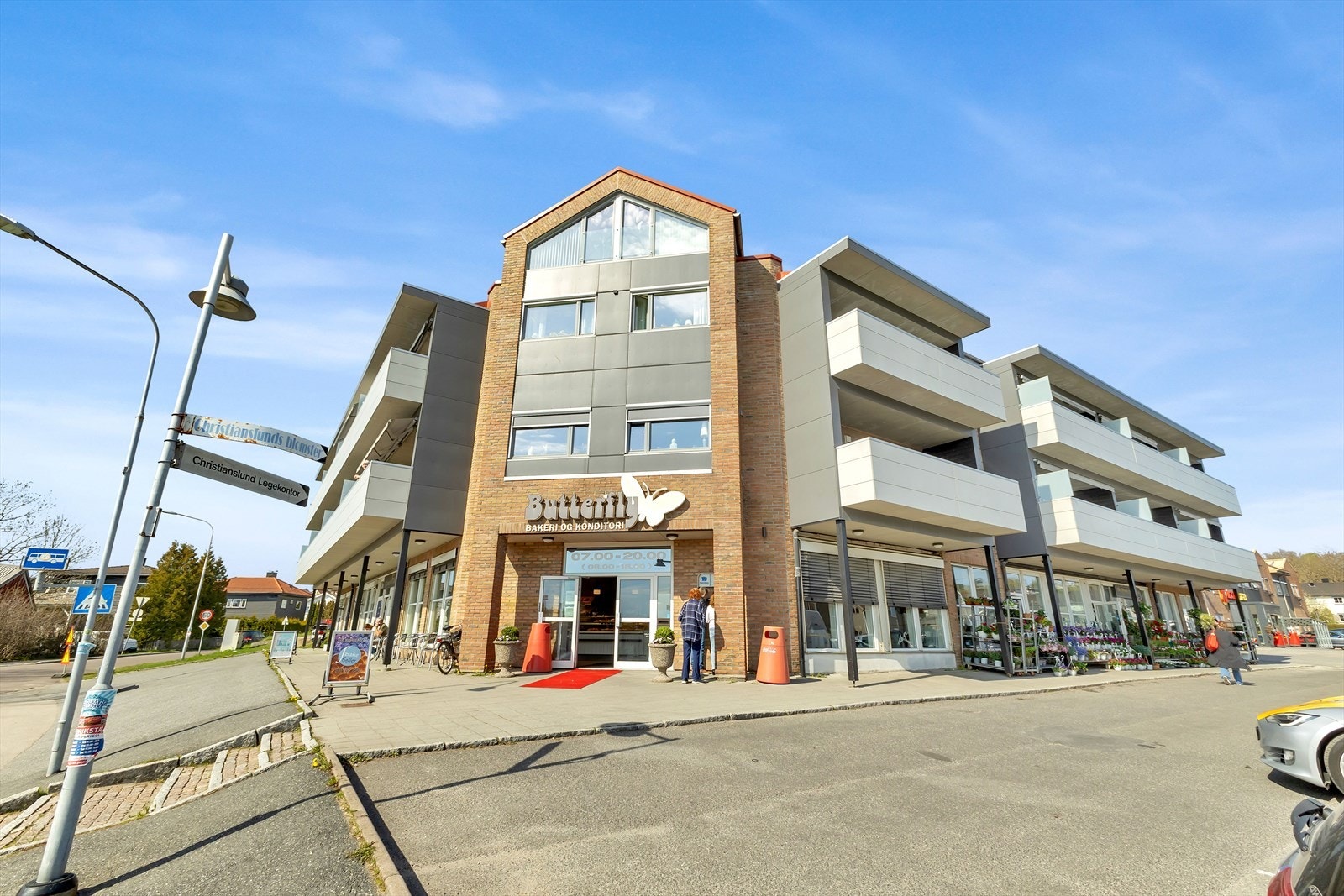 Nærhet til bakeri, dagligvarebutikk, bensinstasjon, blomsterforretning, kiosk m.m. Gang-/sykkelavstand til Fredrikstad sentrum med bryggepromenade, shopping, spisesteder m.m. Galleribilde